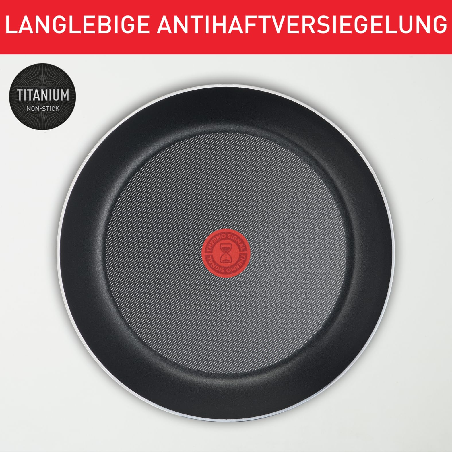 Eine schwarze Bratpfanne mit rotem Thermo-Signal-Punkt und Titan-Antihaftbeschichtung.