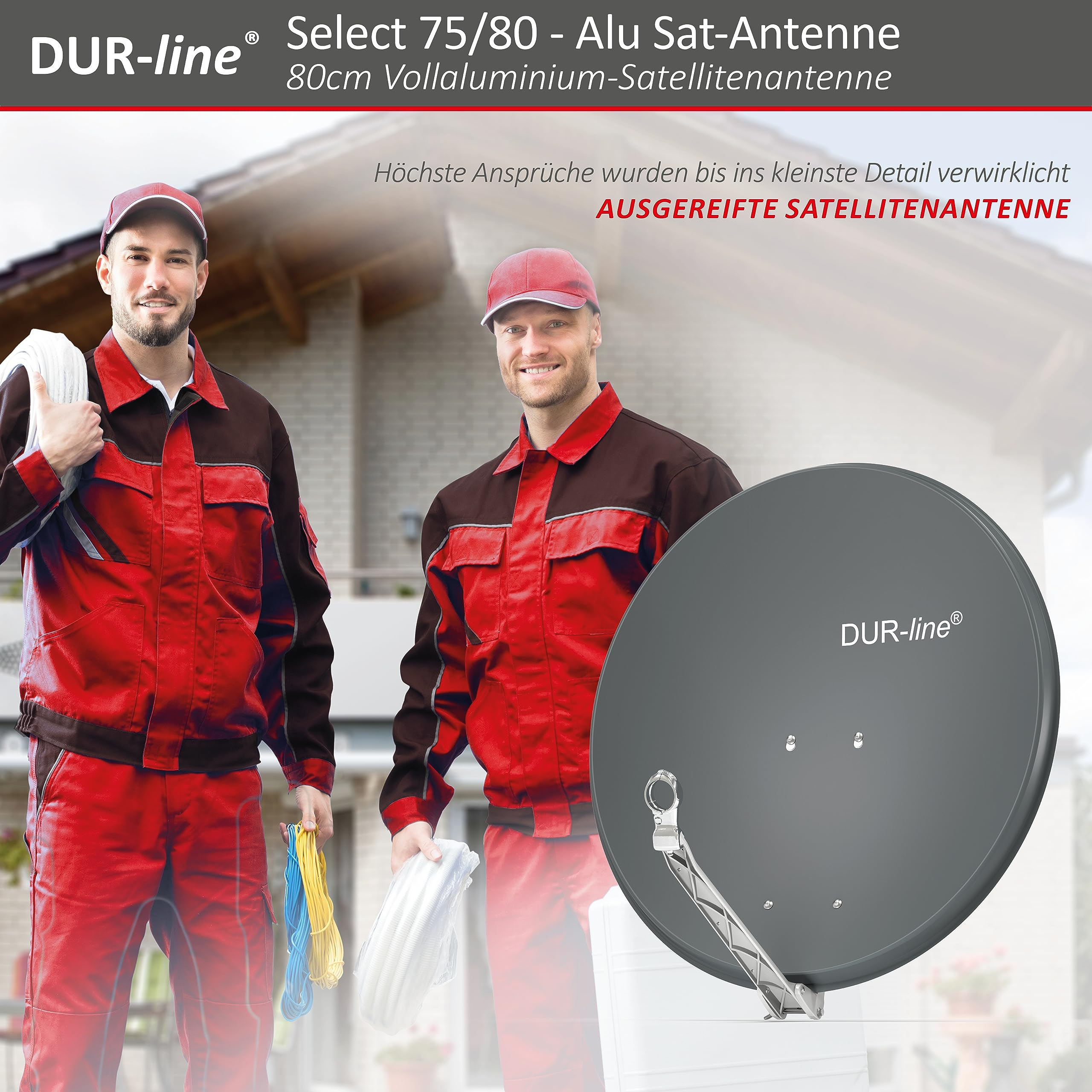 Zwei Techniker in roter Arbeitskleidung präsentieren eine graue Satellitenschüssel vor einem Haus.
