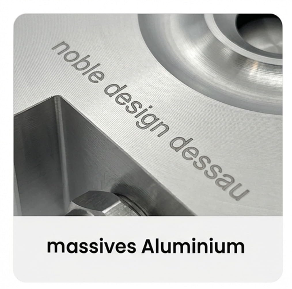 Ein silbernes Aluminiumobjekt mit der Gravur "noble design dessau".