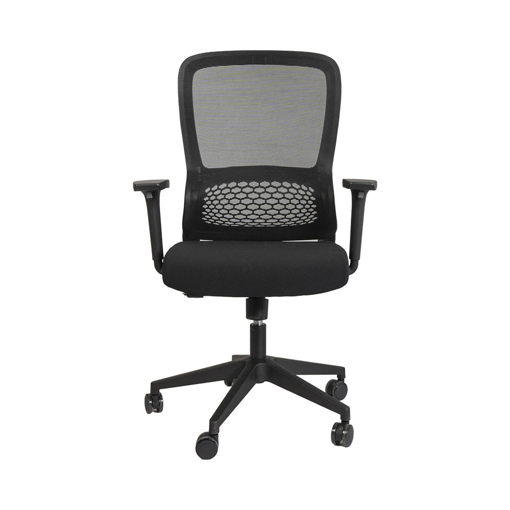 Une chaise de bureau ergonomique noire avec dossier en filet, assise rembourrée et roulettes sur fond blanc.