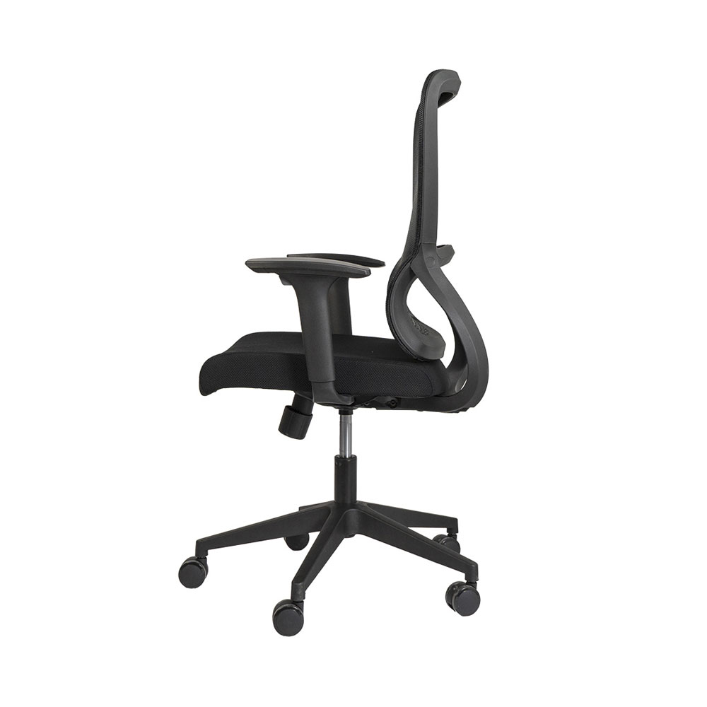 Une chaise de bureau ergonomique noire avec dossier en filet, accoudoirs et roulettes sur une base à cinq branches.