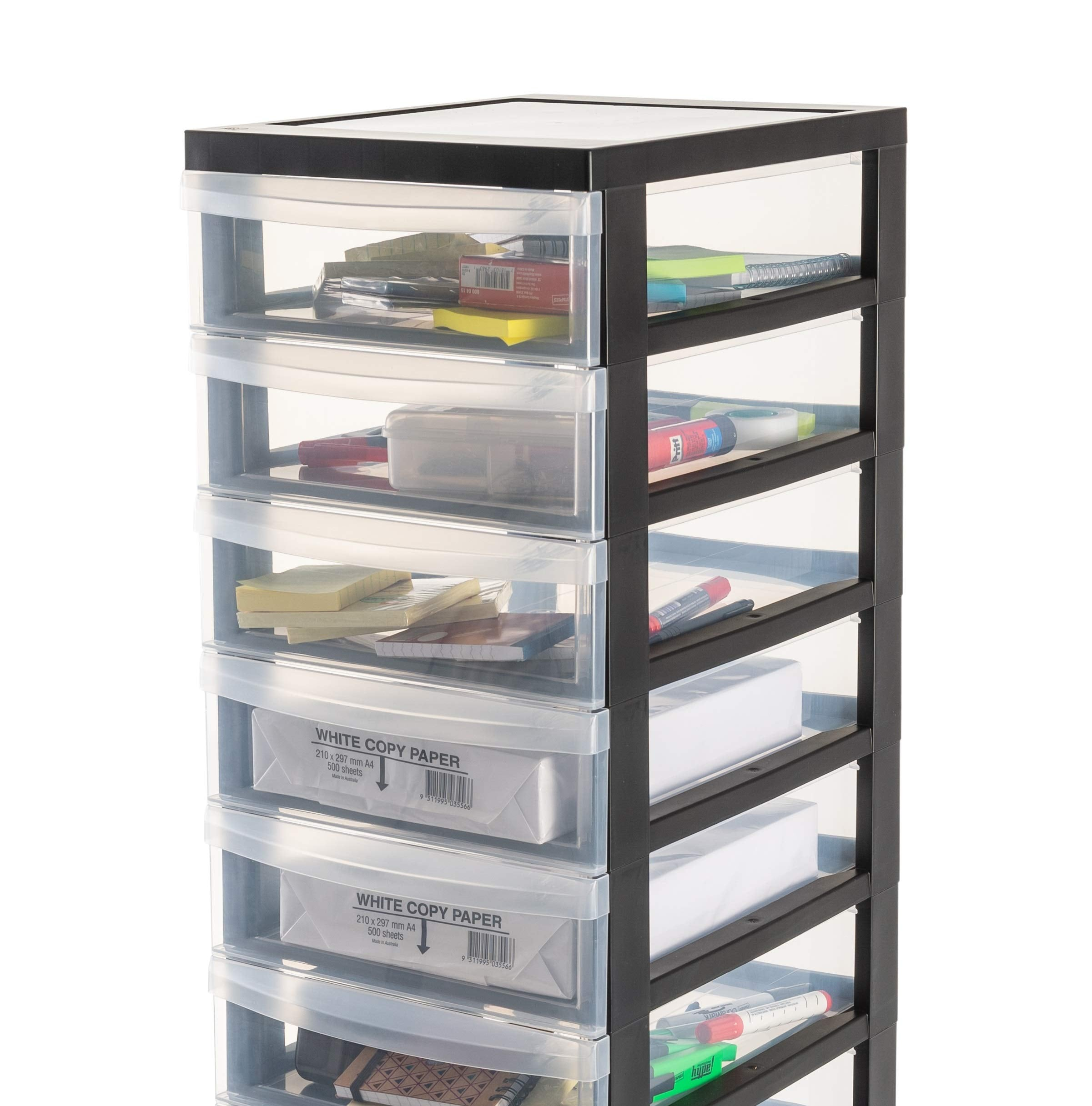 Eine schwarze Schubladenbox aus Kunststoff mit transparenten Fächern, gefüllt mit Bürobedarf und Papier.