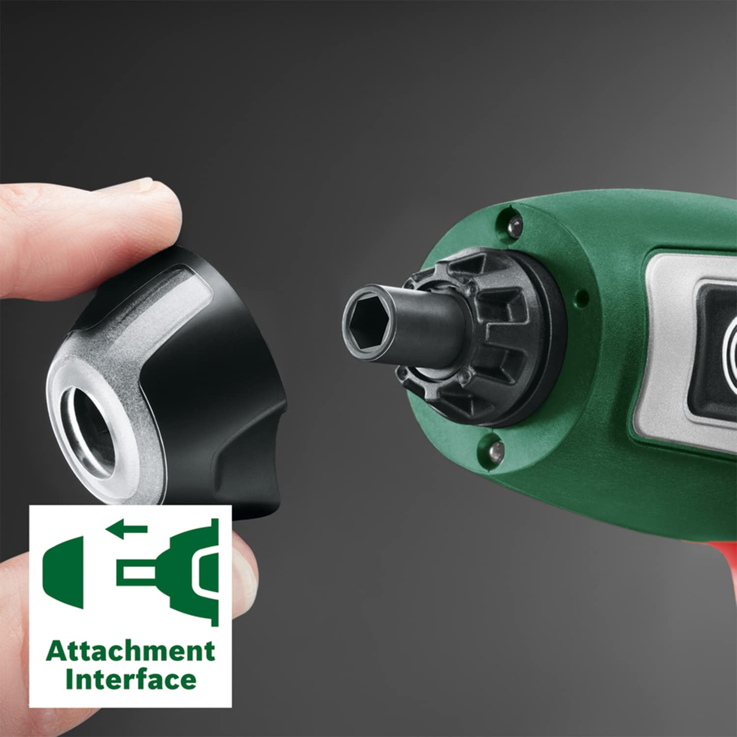 Mano collega un accessorio nero a un trapano verde con icona interfaccia.