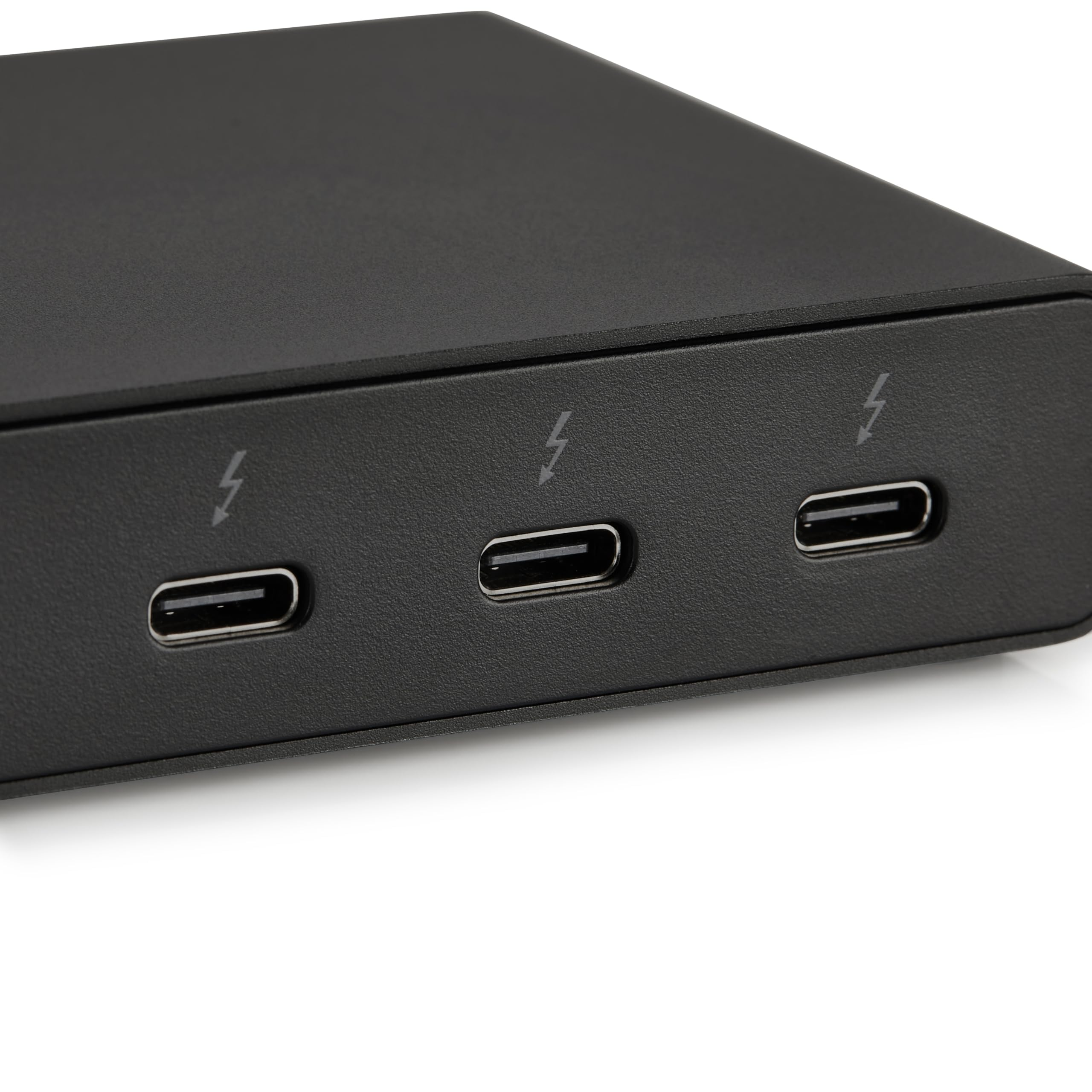 Un dispositivo elettronico nero con tre porte USB-C e simboli di saetta su sfondo bianco.