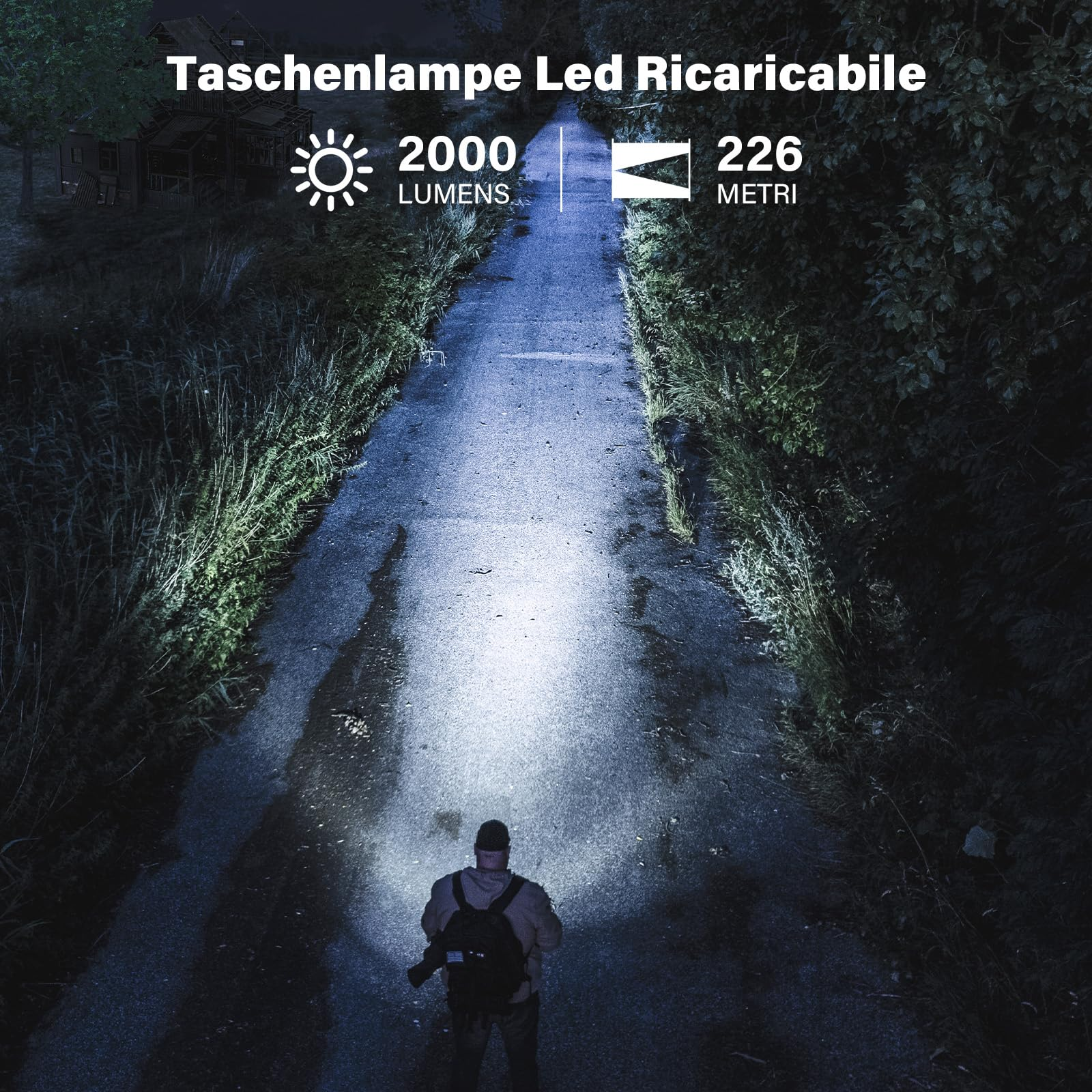 Une personne se tient sur un chemin la nuit, éclairant vers l'avant avec une lampe torche puissante.