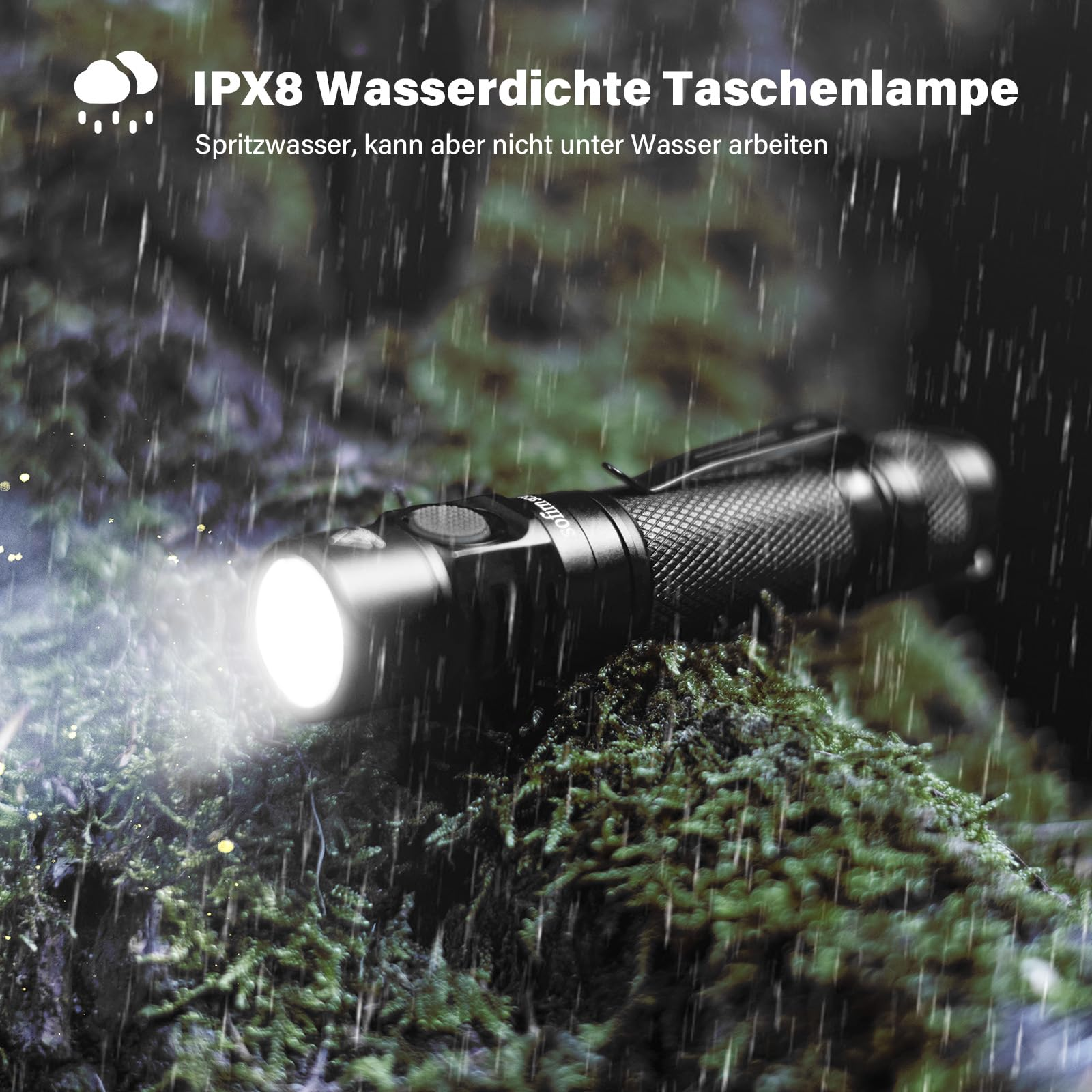 Une lampe de poche noire étanche IPX8 brille sous la pluie sur un sol moussu.