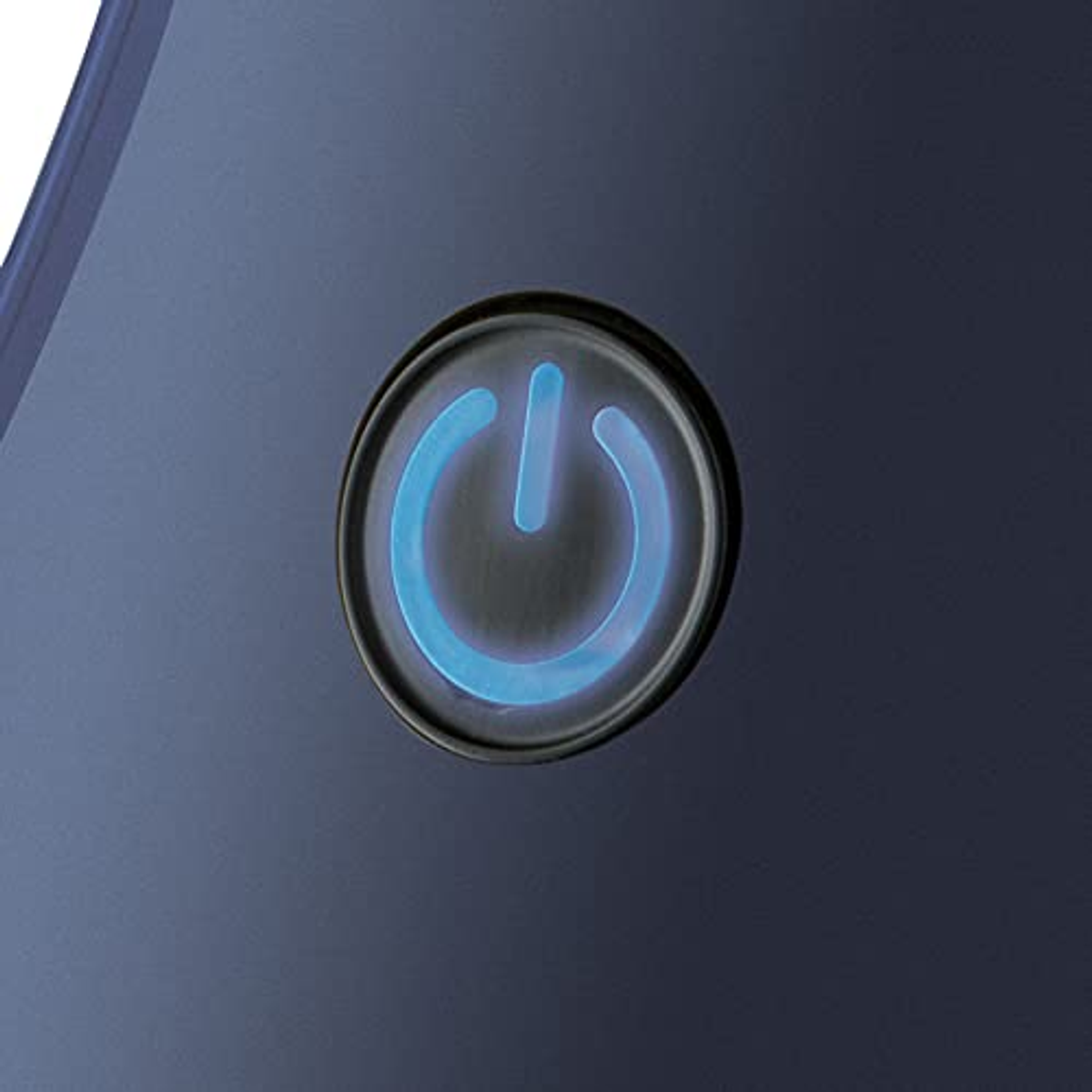 Un bouton d'alimentation rond et noir avec un symbole bleu lumineux sur fond sombre.