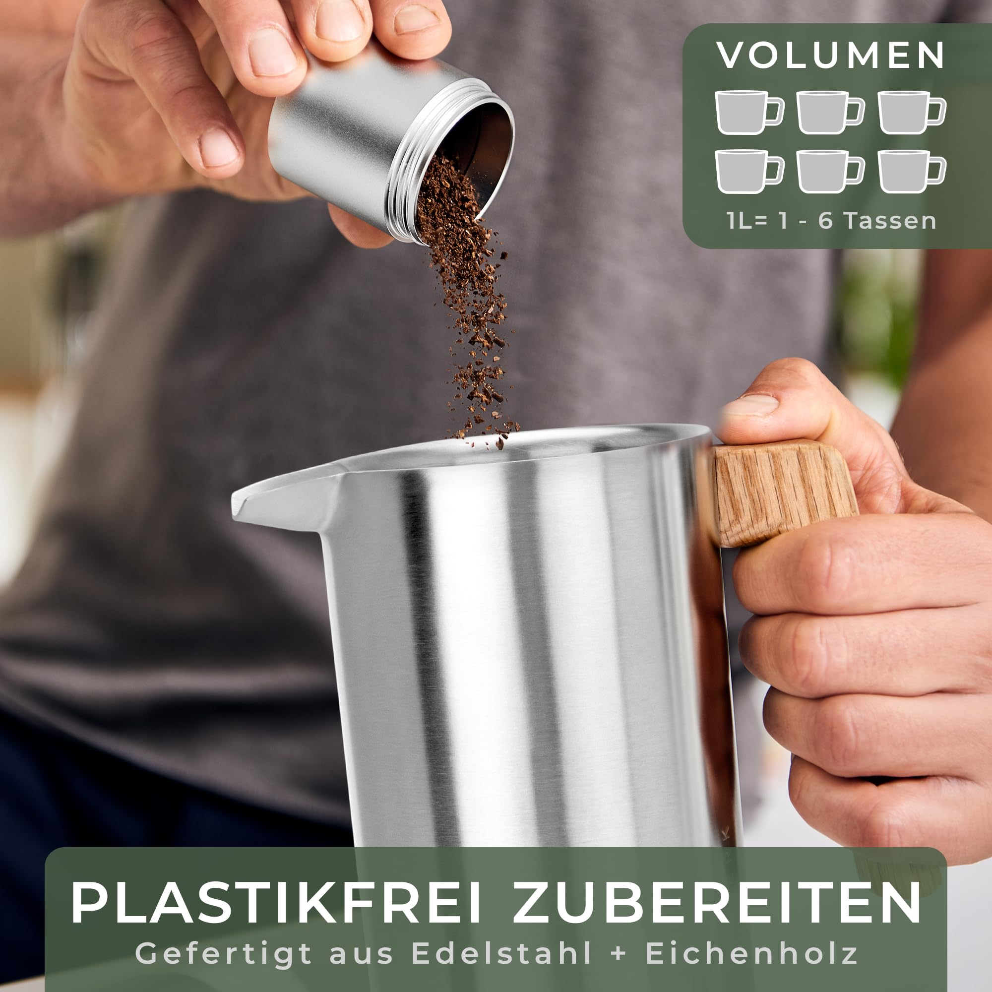 Kaffeepulver rieselt aus einem Metallbehälter in eine Edelstahlkanne mit Holzgriff.