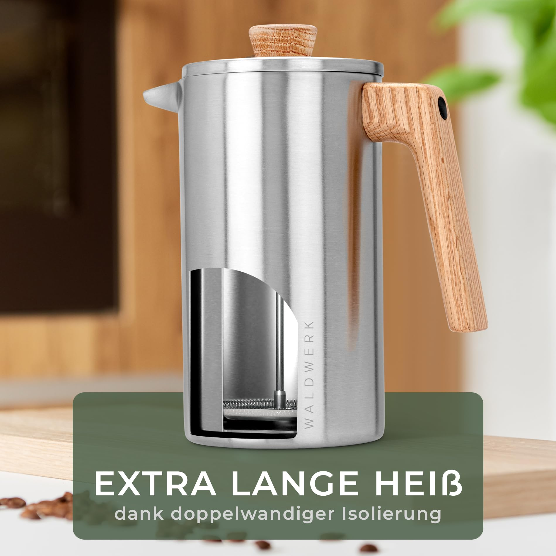 Eine silberne French Press mit Holzetzen steht auf einem Holzbrett.