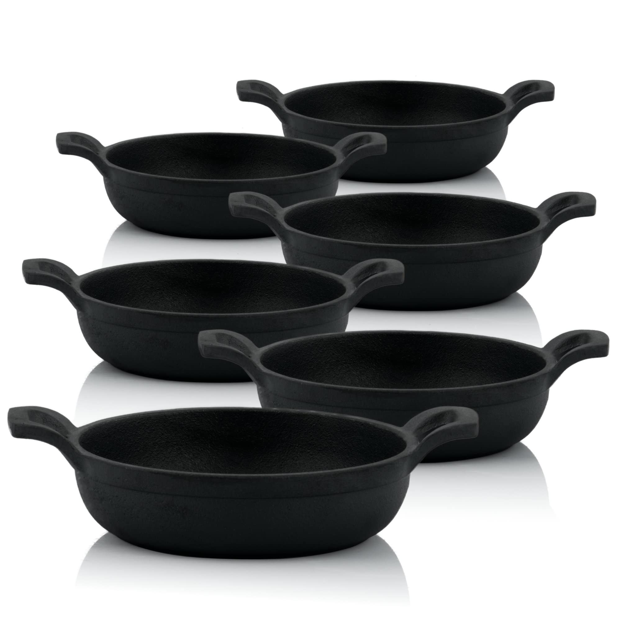Six mini poêles en fonte noire à double poignée disposées sur fond blanc.