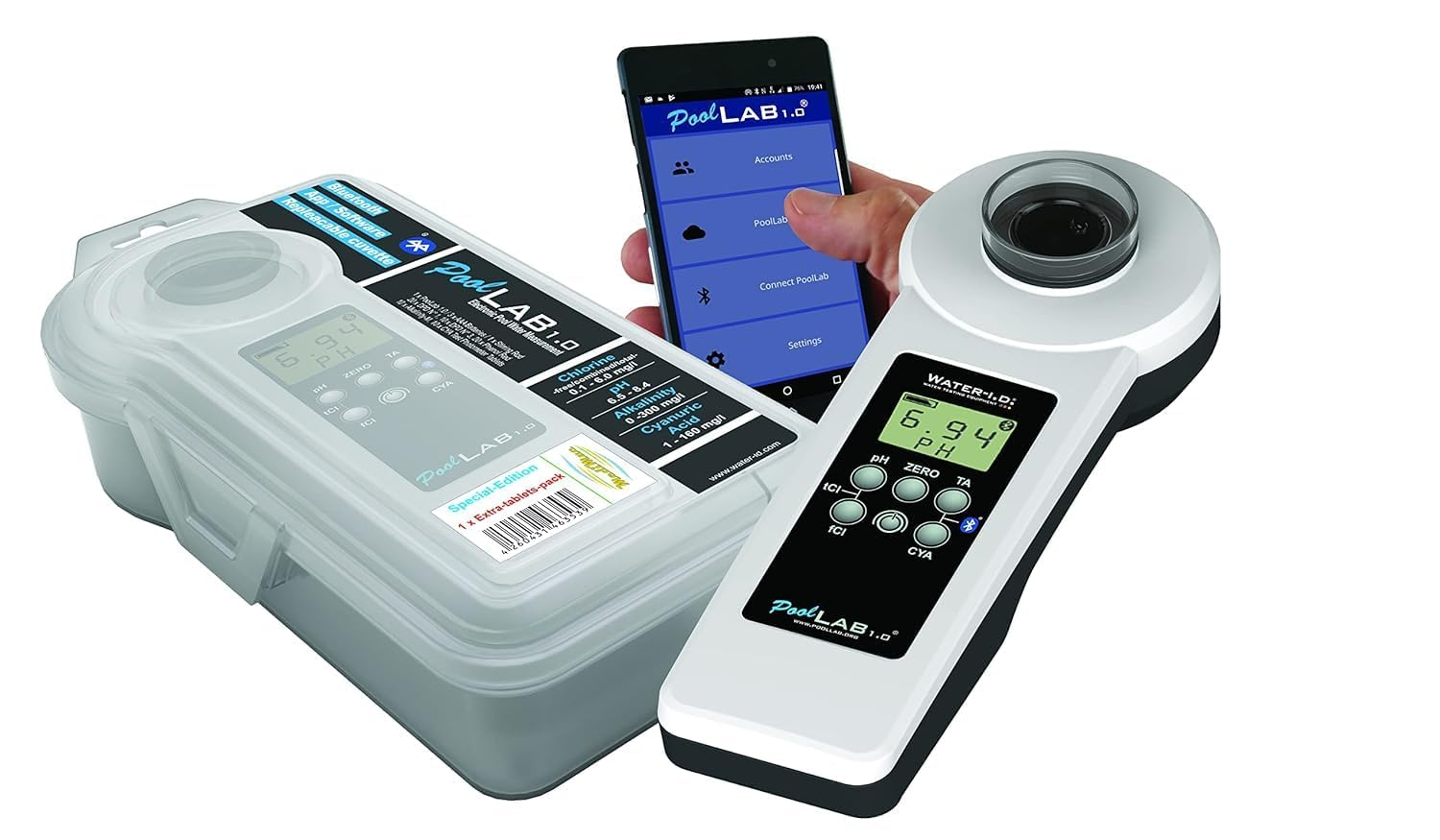 Ein Poollab 1.0 Wassertester mit digitalem Display, Kunststoffkoffer und einer Smartphone-App zur Messung.