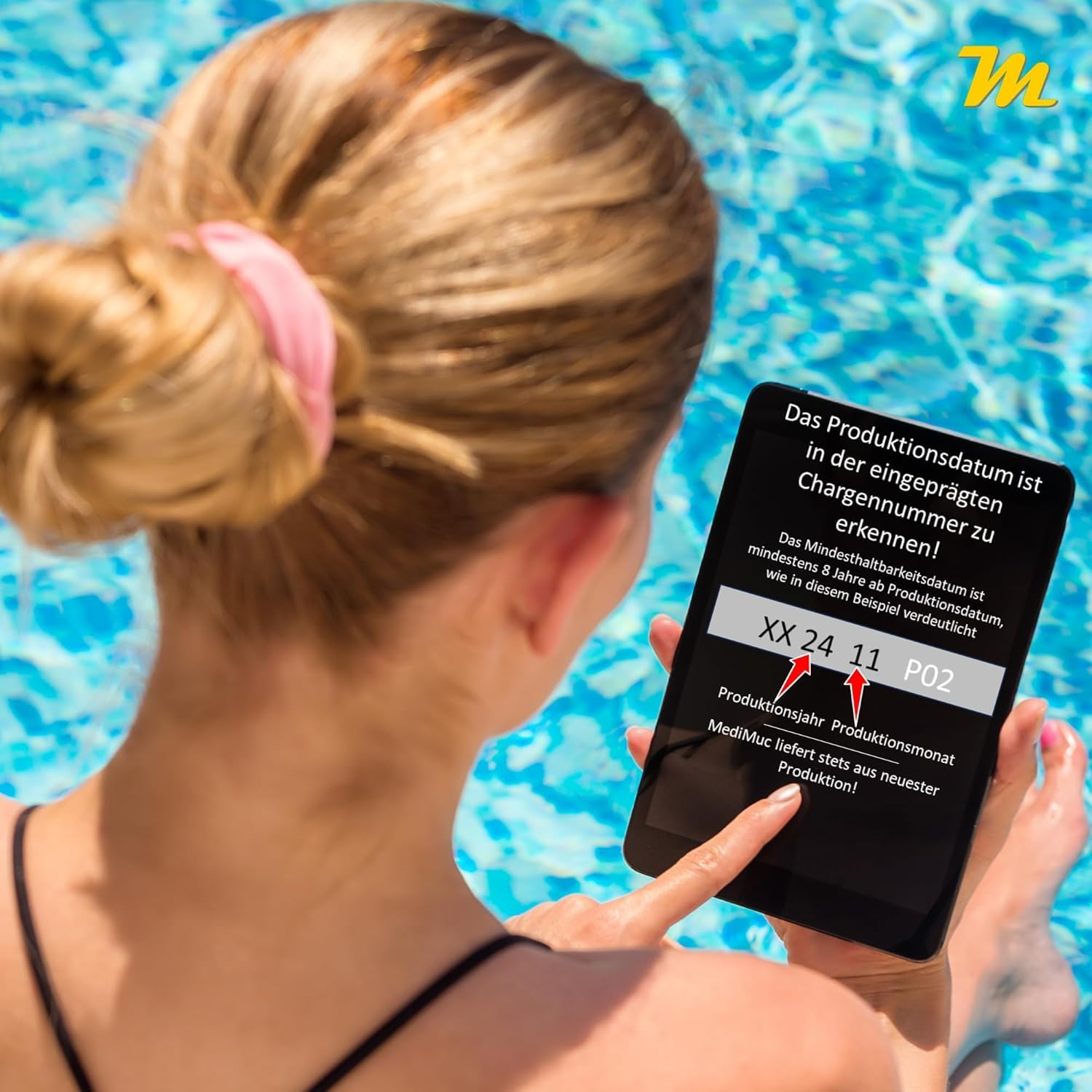 Eine Frau am Pool liest ein Tablet, das Produktionsdaten und Chargennummern erklärt.