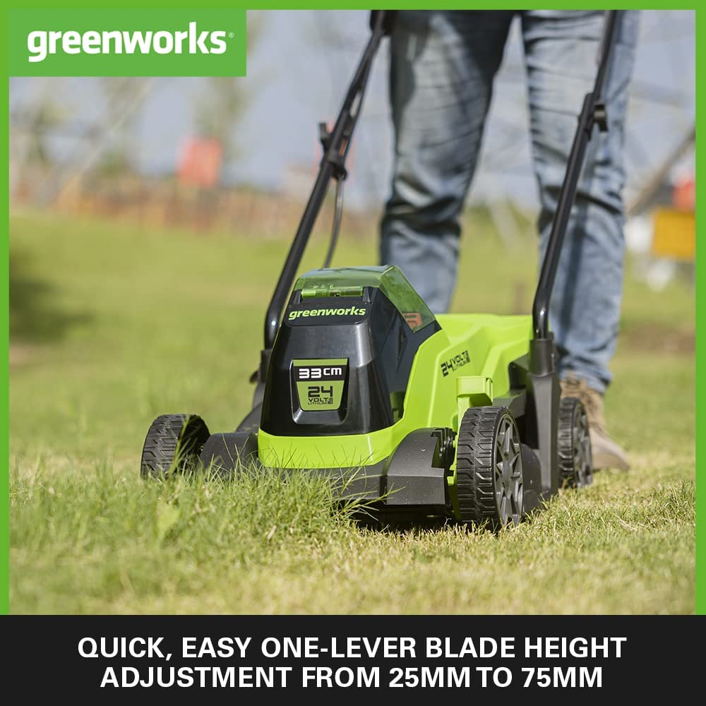 Tondeuse Greenworks verte sur une pelouse, avec les jambes d'une personne en arrière-plan.