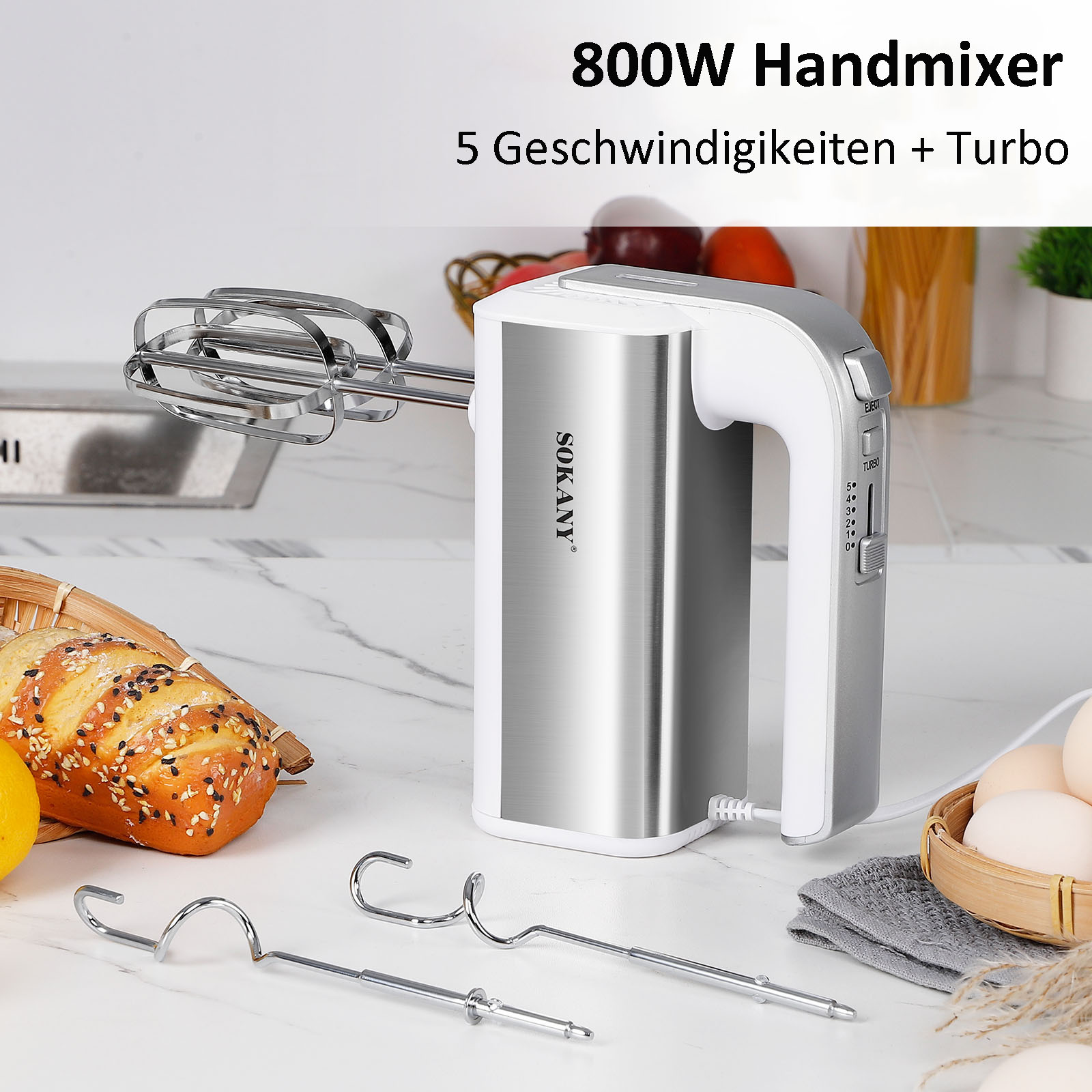 Ein weiß-silberner Sokany Handmixer mit Bechern, Broten und Eiern auf einer Küchenarbeitsplatte.