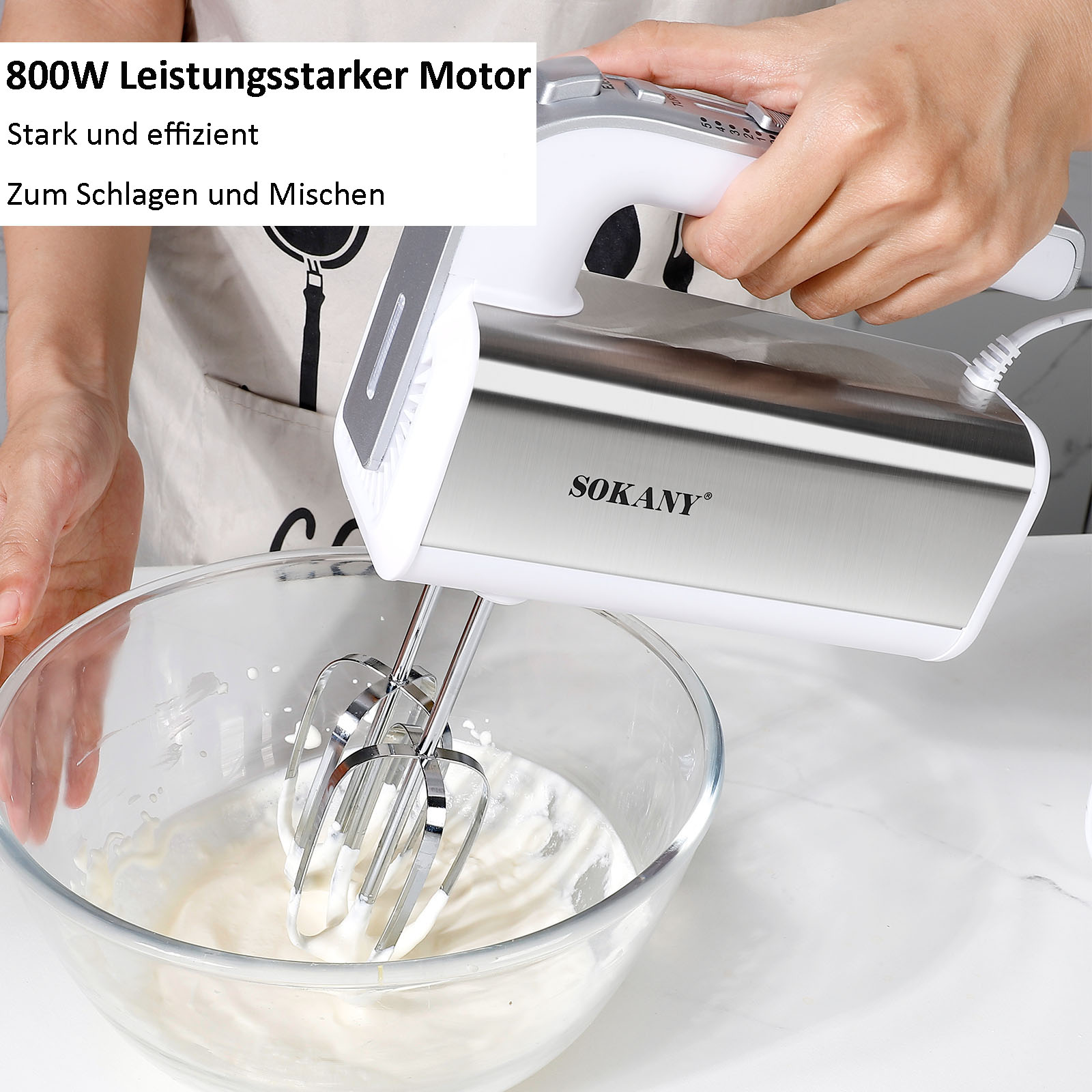 Eine Person nutzt einen Sokany Handmixer, um Teig in einer großen Glasschüssel zu rühren.