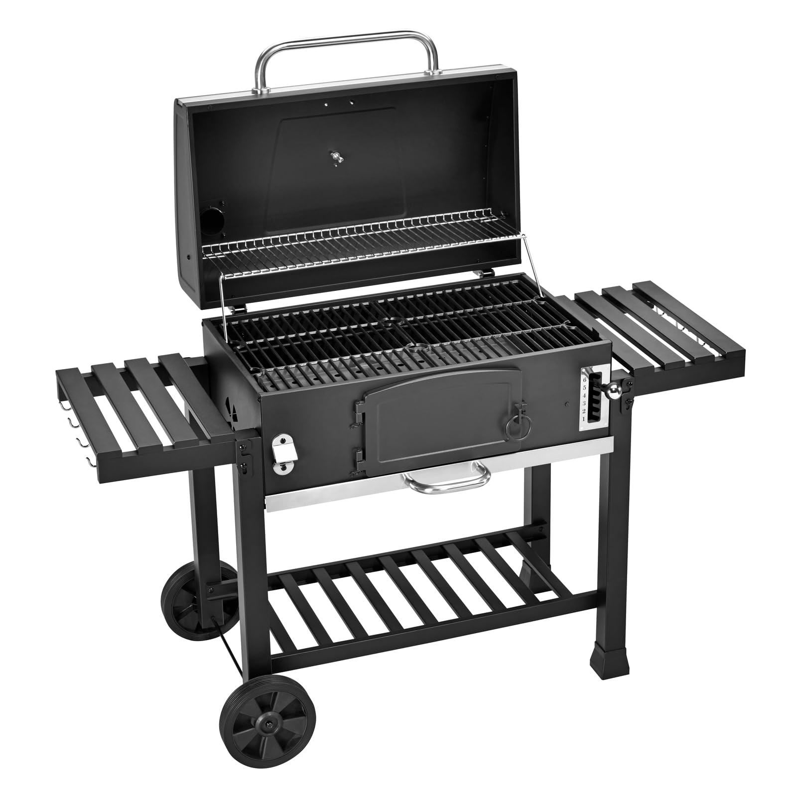 Gril à charbon noir avec couvercle ouvert, tablettes latérales, étagère inférieure et deux roues sur fond blanc.
