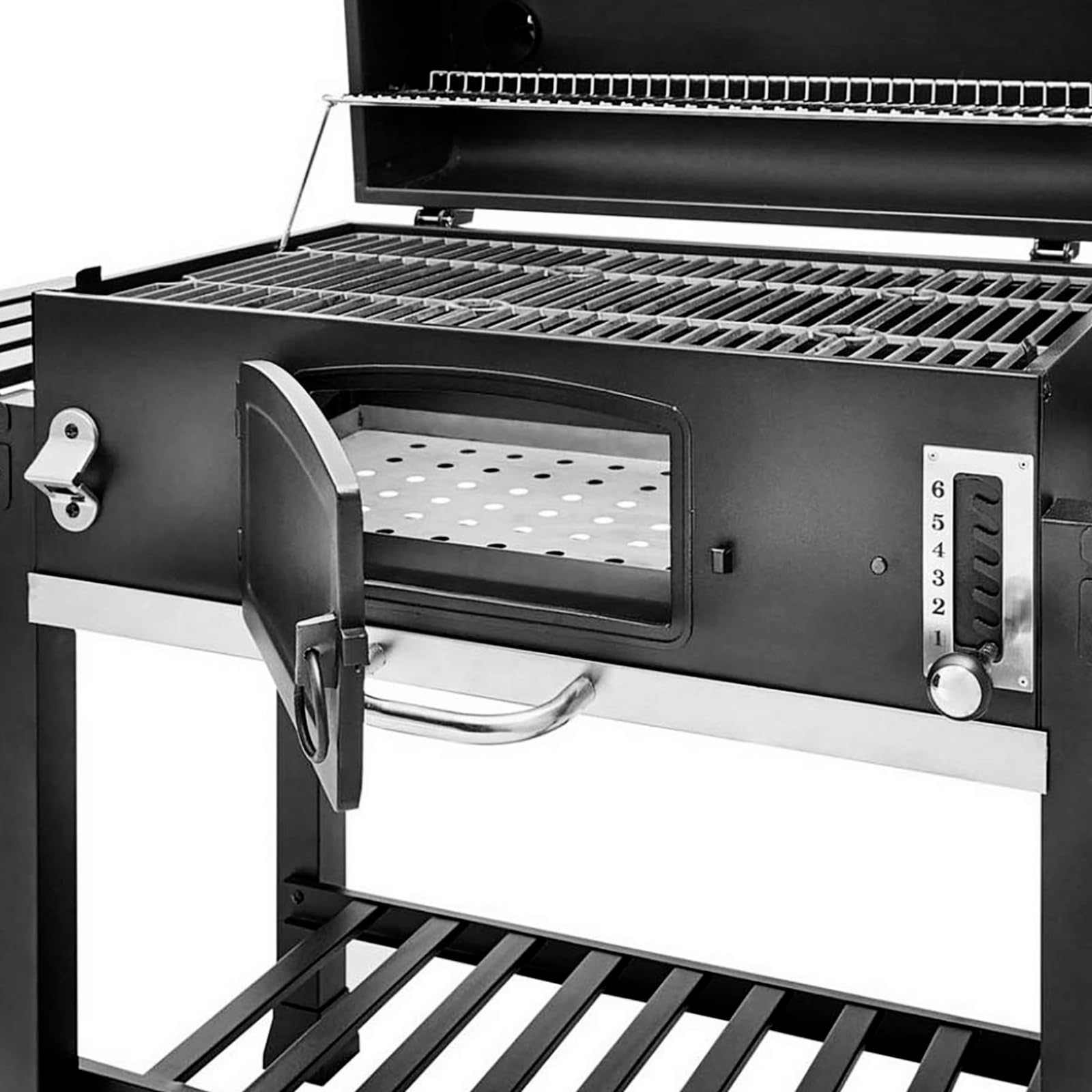 Un gril à charbon noir avec une porte avant ouverte révèle le niveau de la grille et un réglage de température.