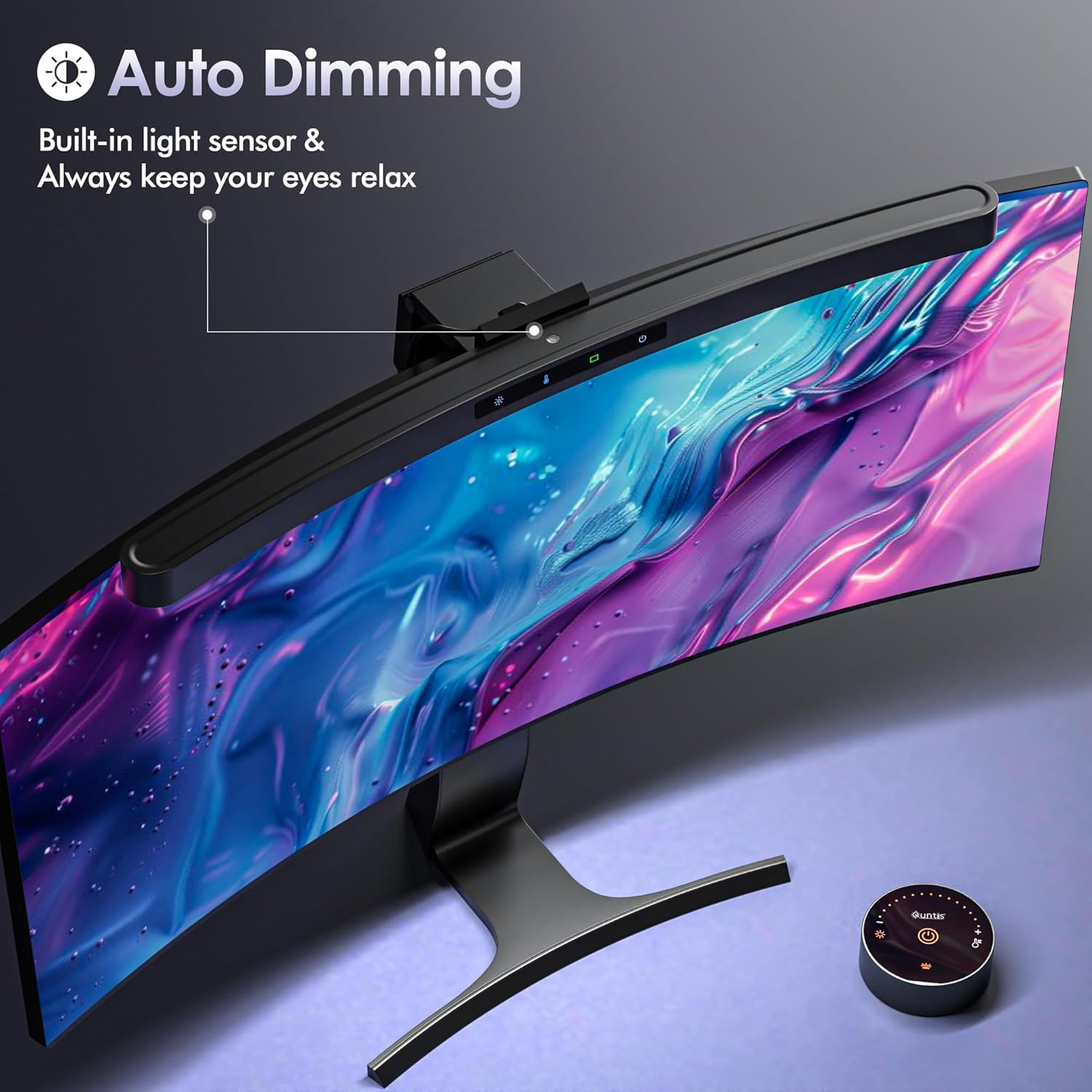 Ein gebogener Monitor mit montierter Lichtleiste, integriertem Lichtsensor und runder Fernbedienung auf einem Schreibtisch.