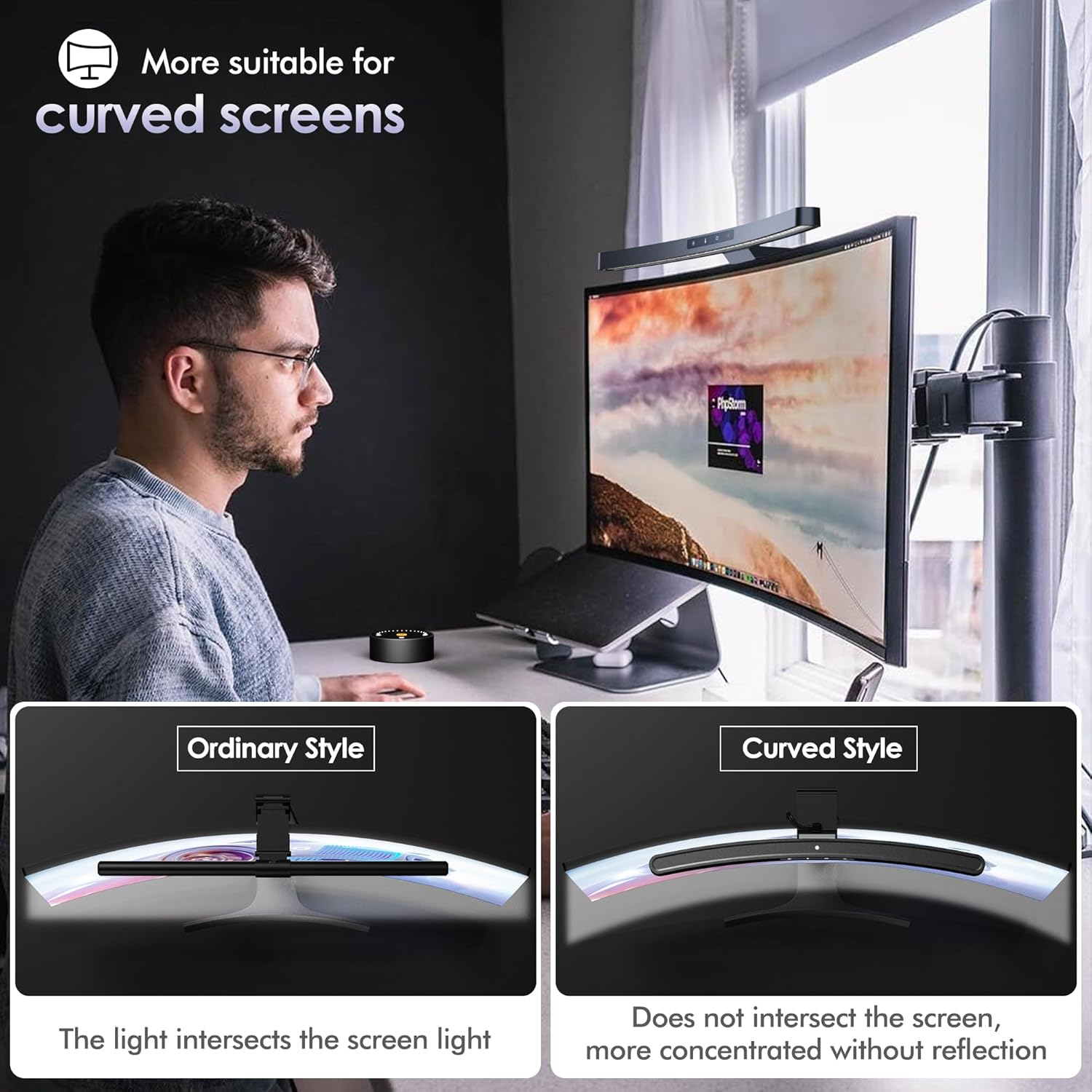 Ein Mann sitzt an einem Schreibtisch mit einem gebogenen Monitor und einer Bildschirmleuchte.