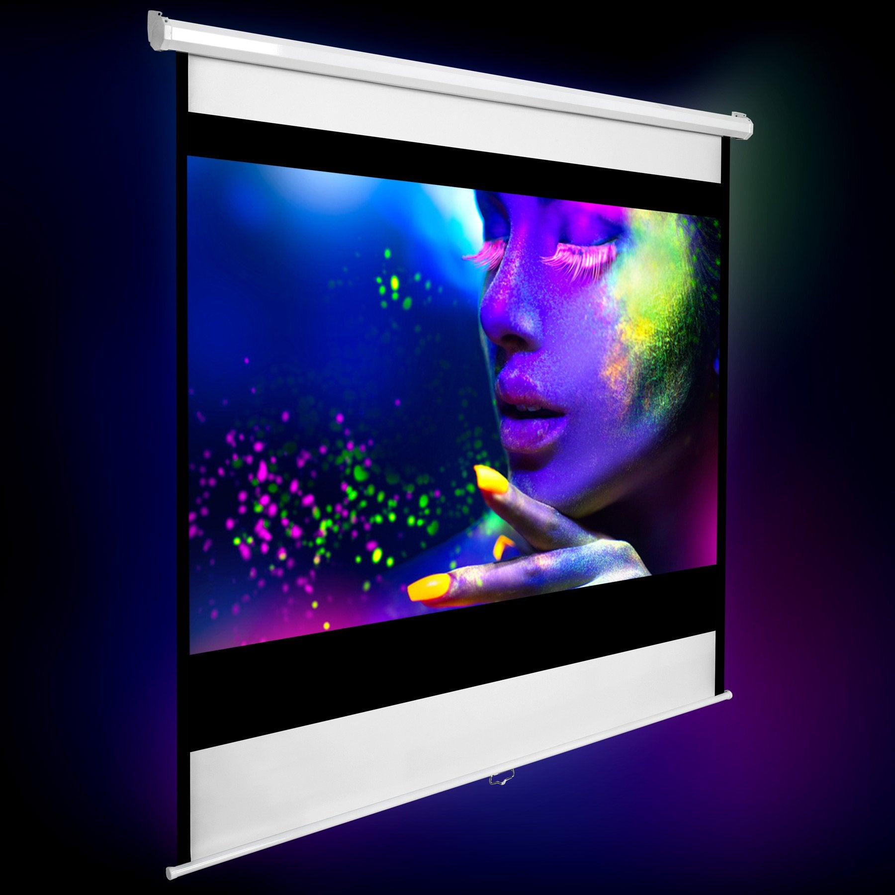 Eine Projektionswand zeigt ein farbenfrohes Gesicht mit UV-Farbe vor einem dunklen Hintergrund.