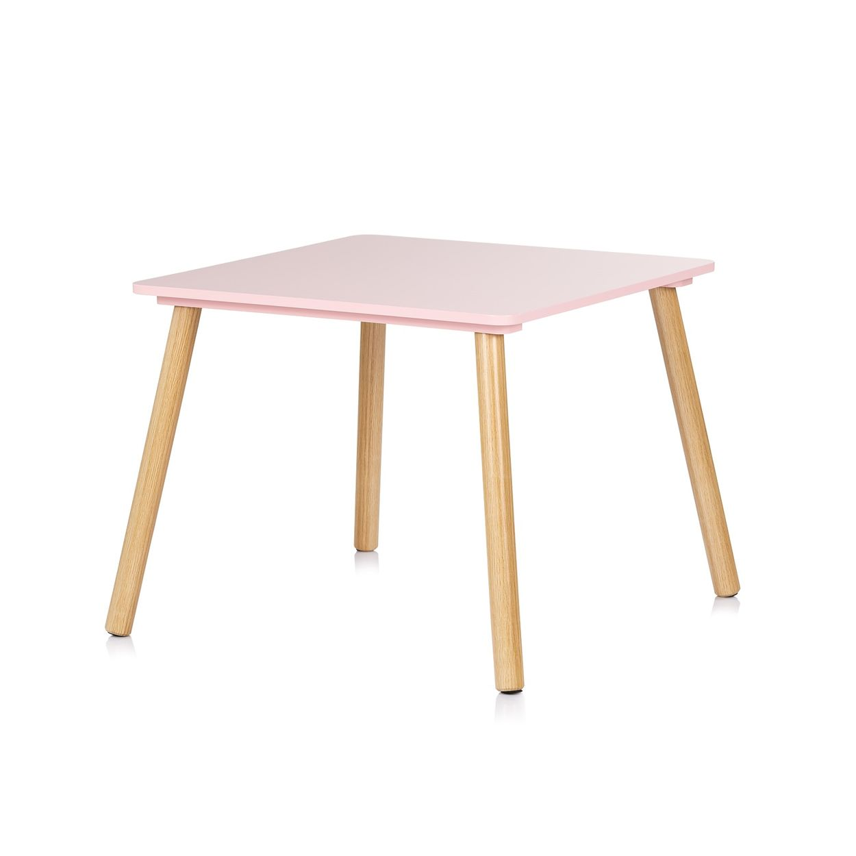 Ein quadratischer, rosa Holztisch mit vier hellbraunen Holzbeinen vor weißem Hintergrund.