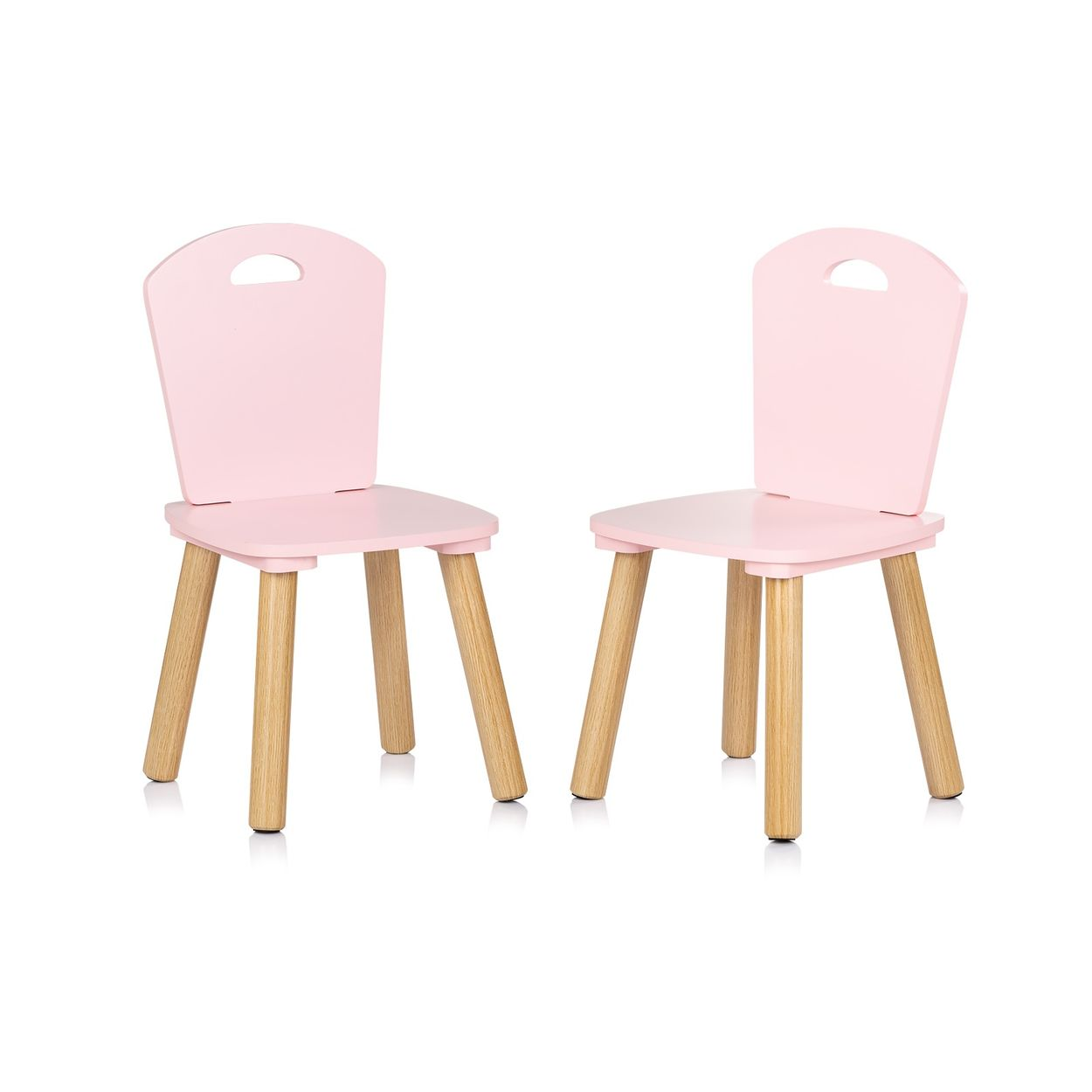 Zwei kleine Holzkinderstühle mit rosa Sitzfläche und Rückenlehne auf weißem Hintergrund.