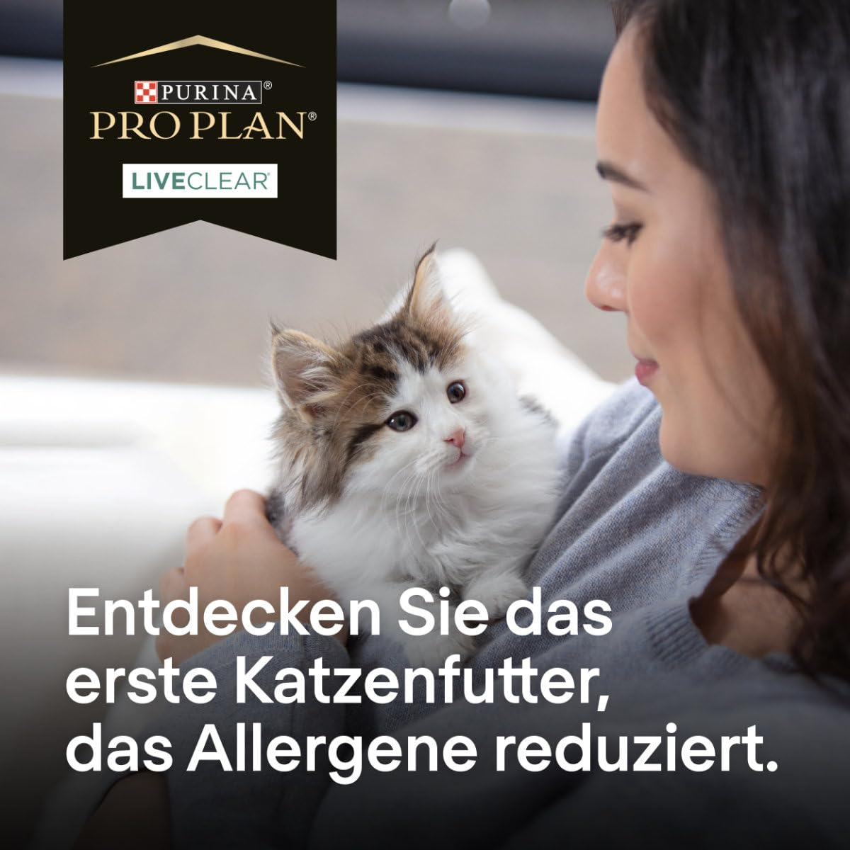 Eine Frau hält ein flauschiges braun-weißes Kätzchen, mit Purina Pro Plan LiveClear Branding und deutschem Text.