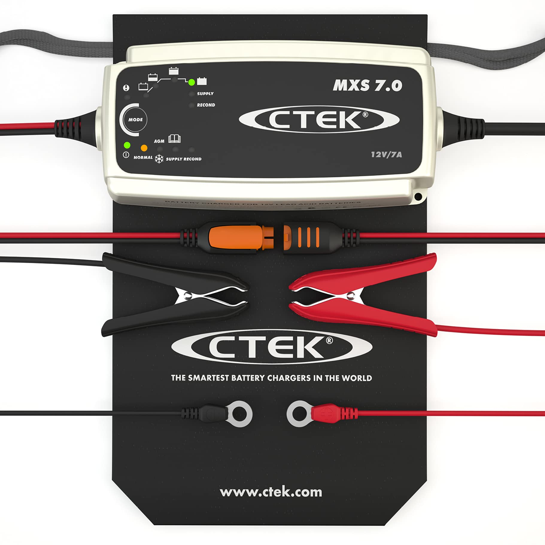 Caricabatterie CTEK MXS 7.0 con morsetti e cavi su sfondo nero.