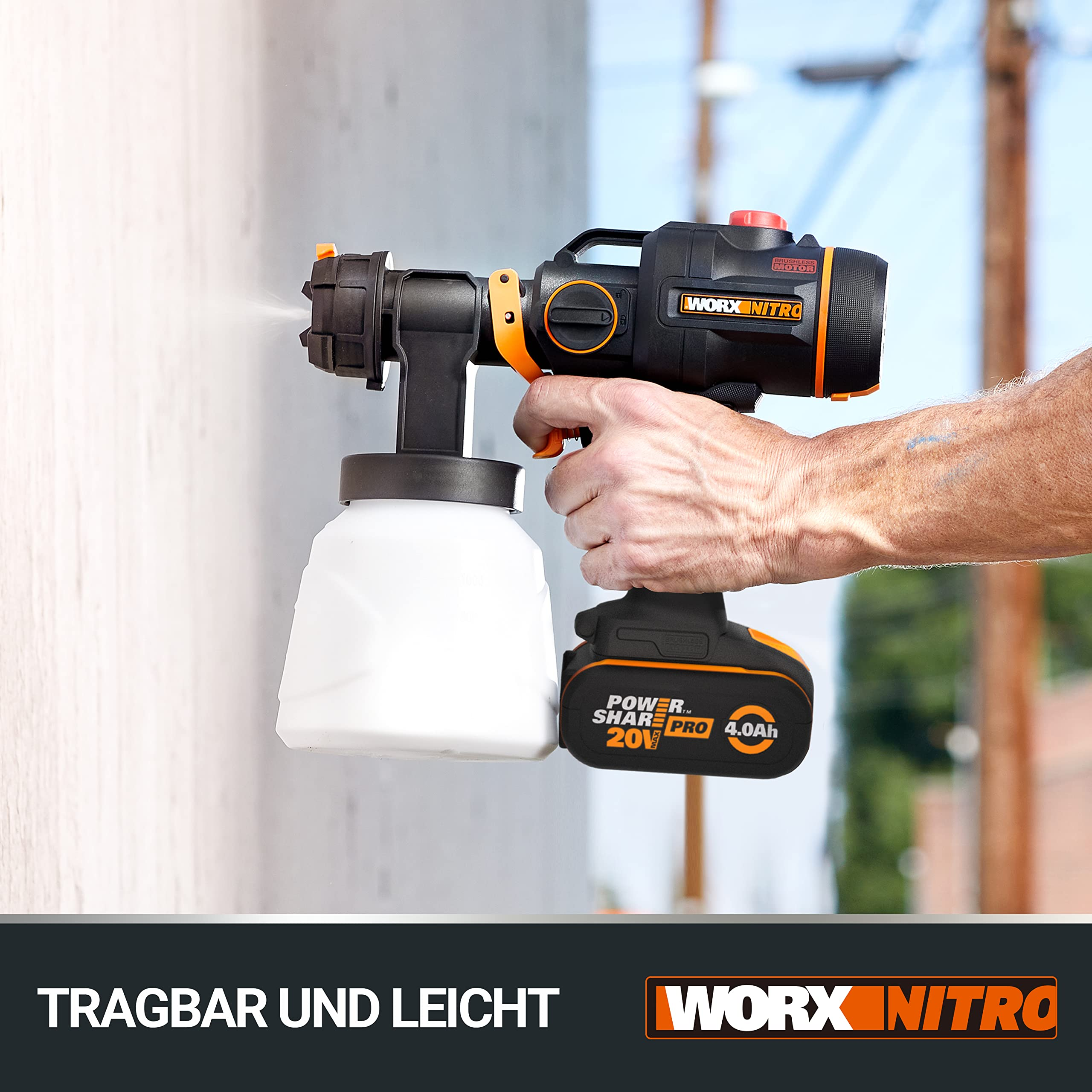 Eine Person hält ein schwarz-oranges Worx Nitro Akku-Farbsprühgerät und besprüht eine helle Wand.