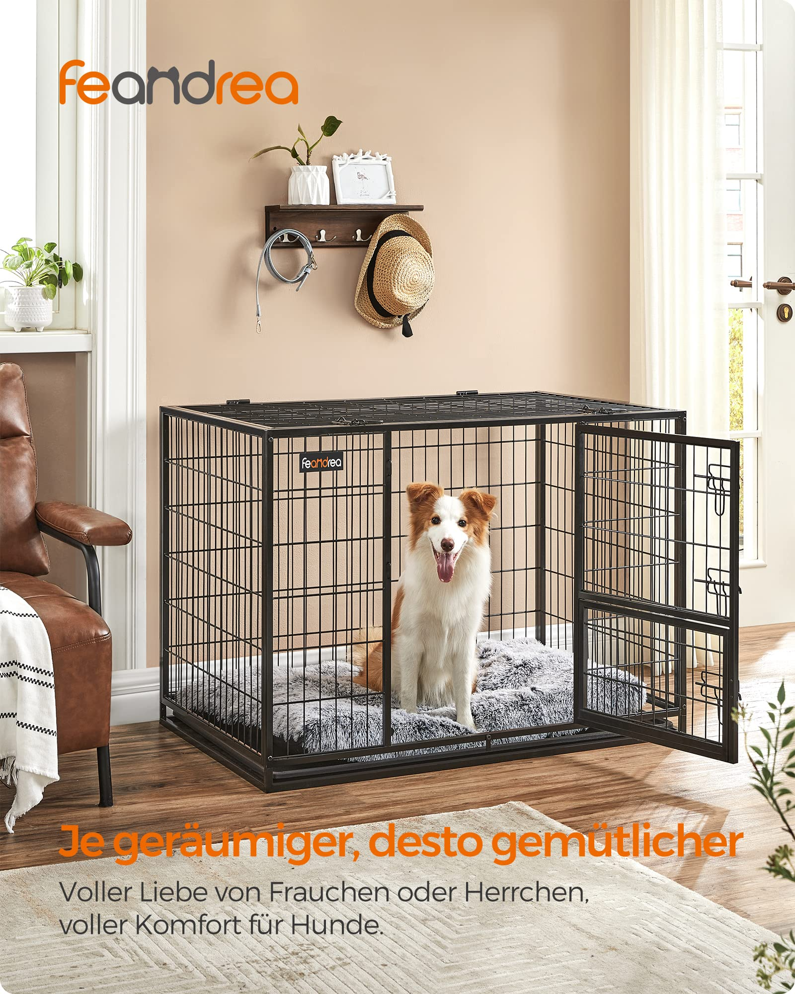 Un cane marrone e bianco siede felice su un letto grigio in una grande gabbia metallica in soggiorno.