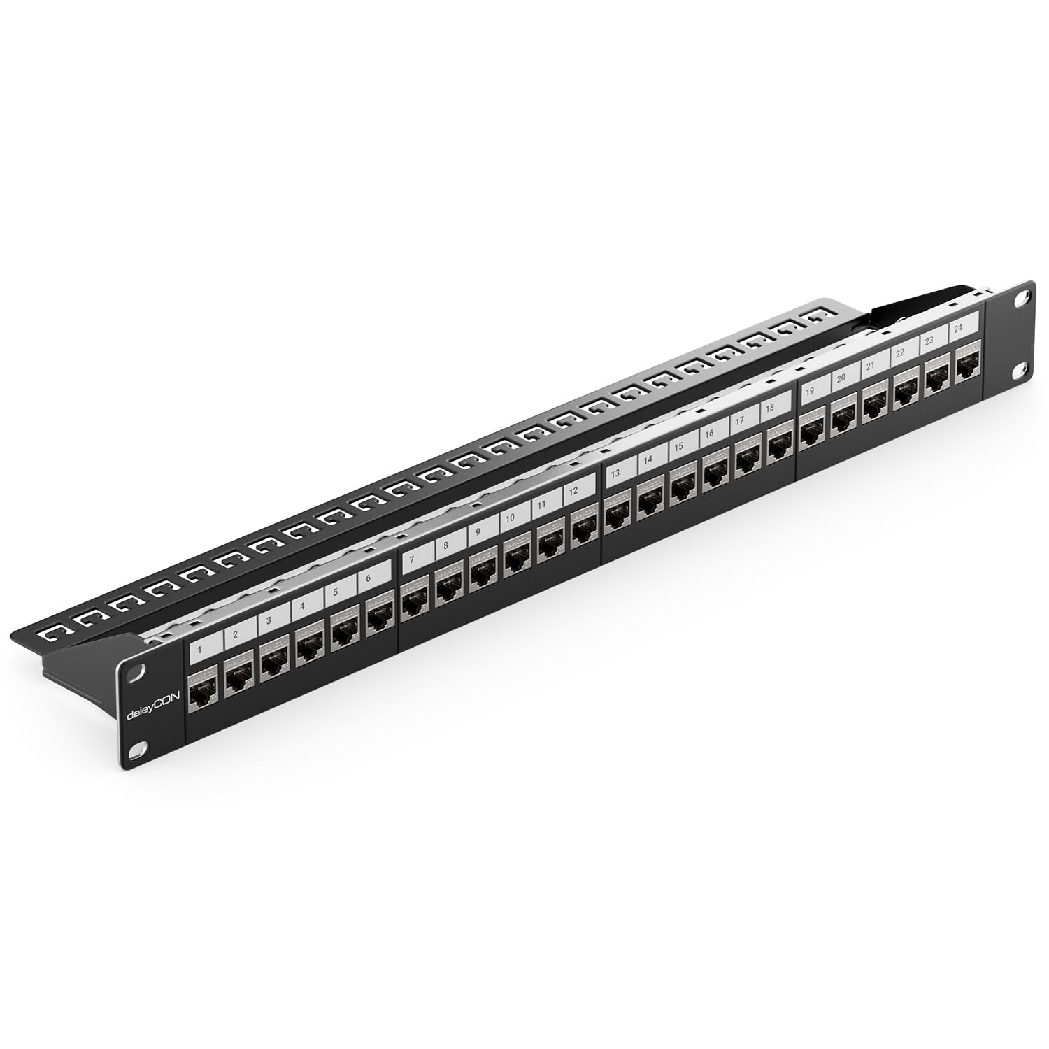 Un pannello patch nero a 24 porte con porte RJ45 su una superficie bianca.