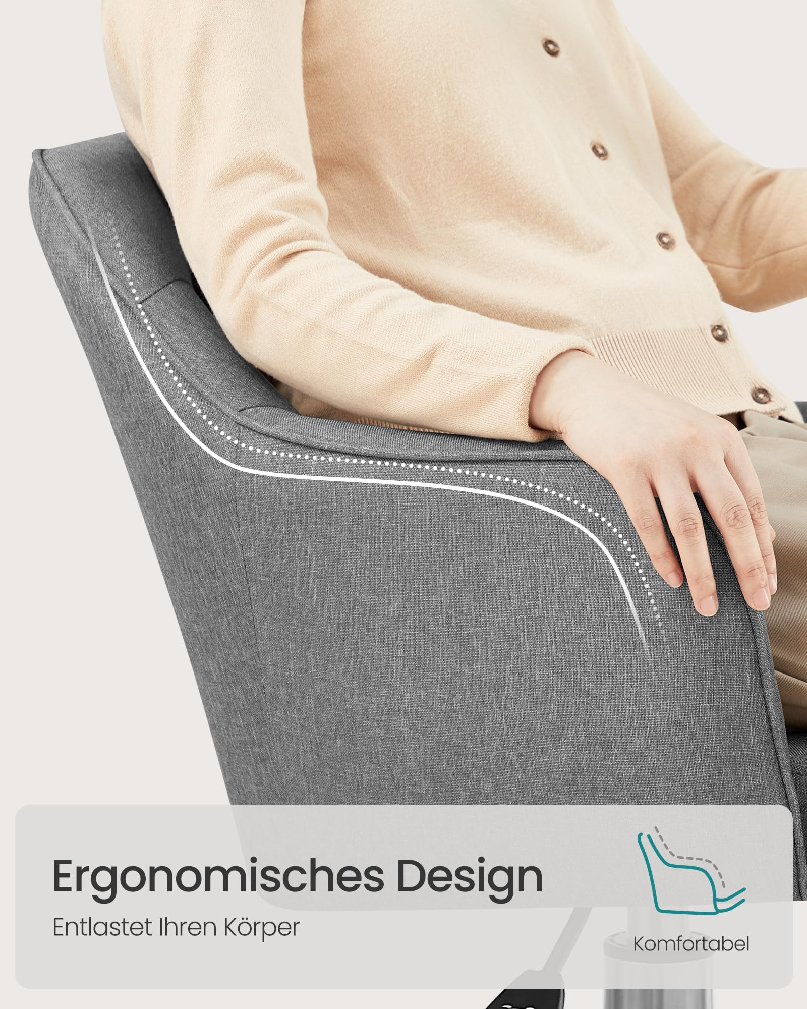 Une personne assise dans un fauteuil gris avec des coutures blanches, portant un gilet beige.