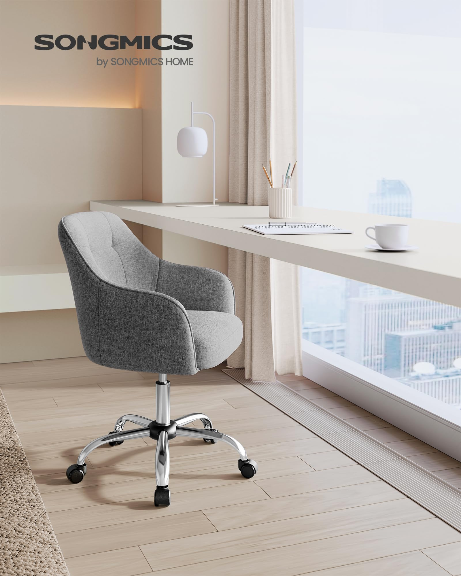 Une chaise de bureau rembourrée grise à roulettes se trouve devant un long bureau blanc avec vue.