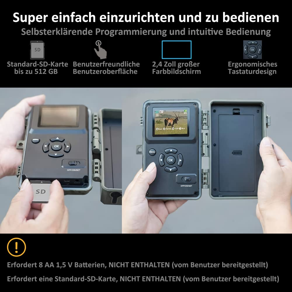 Hände stecken eine SD-Karte ein und öffnen eine Wildkamera mit Farbdisplay, Tasten und Batteriefach.