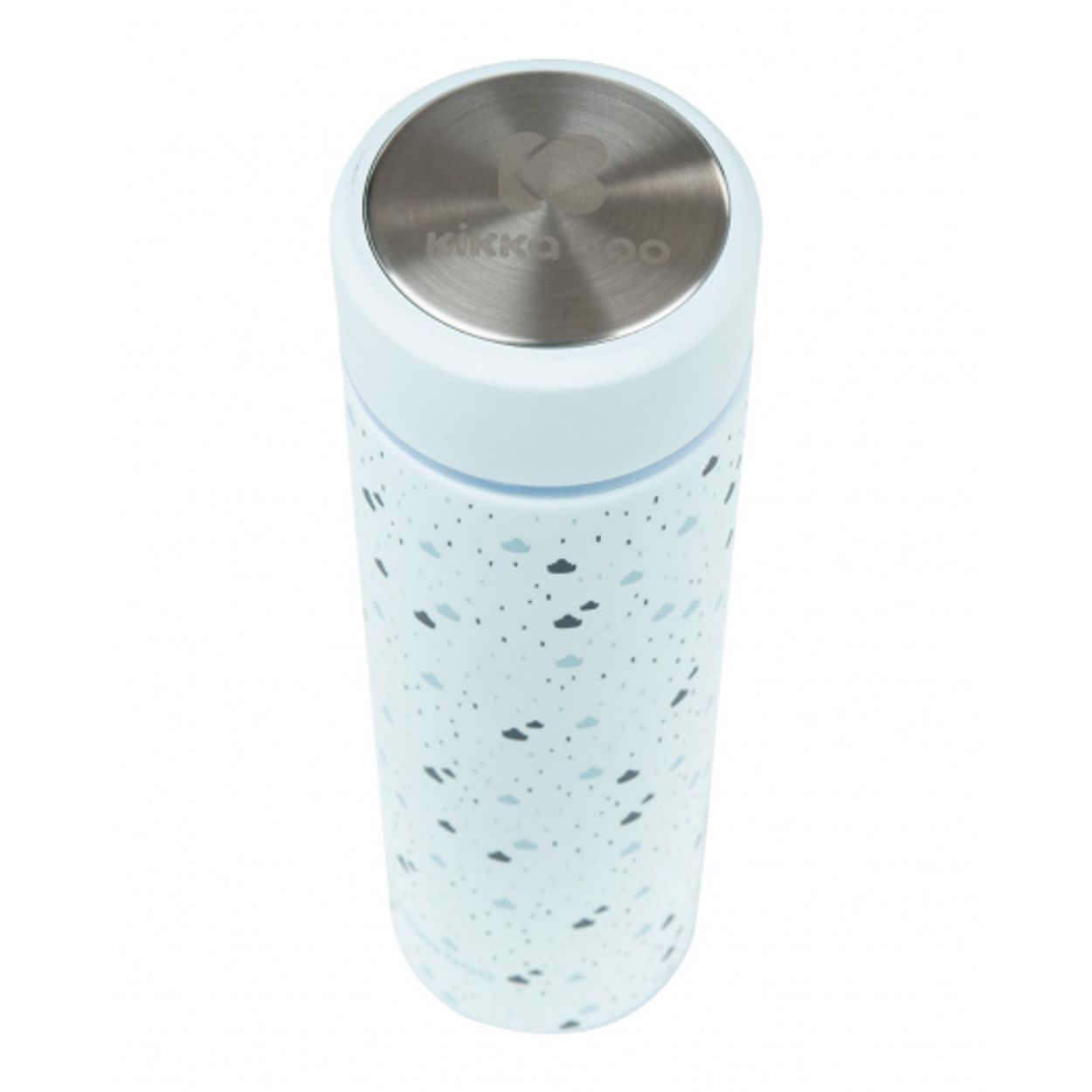 Eine hellblaue Thermosflasche mit Wolkenmuster und silbernem Schraubverschluss auf weiβem Hintergrund.