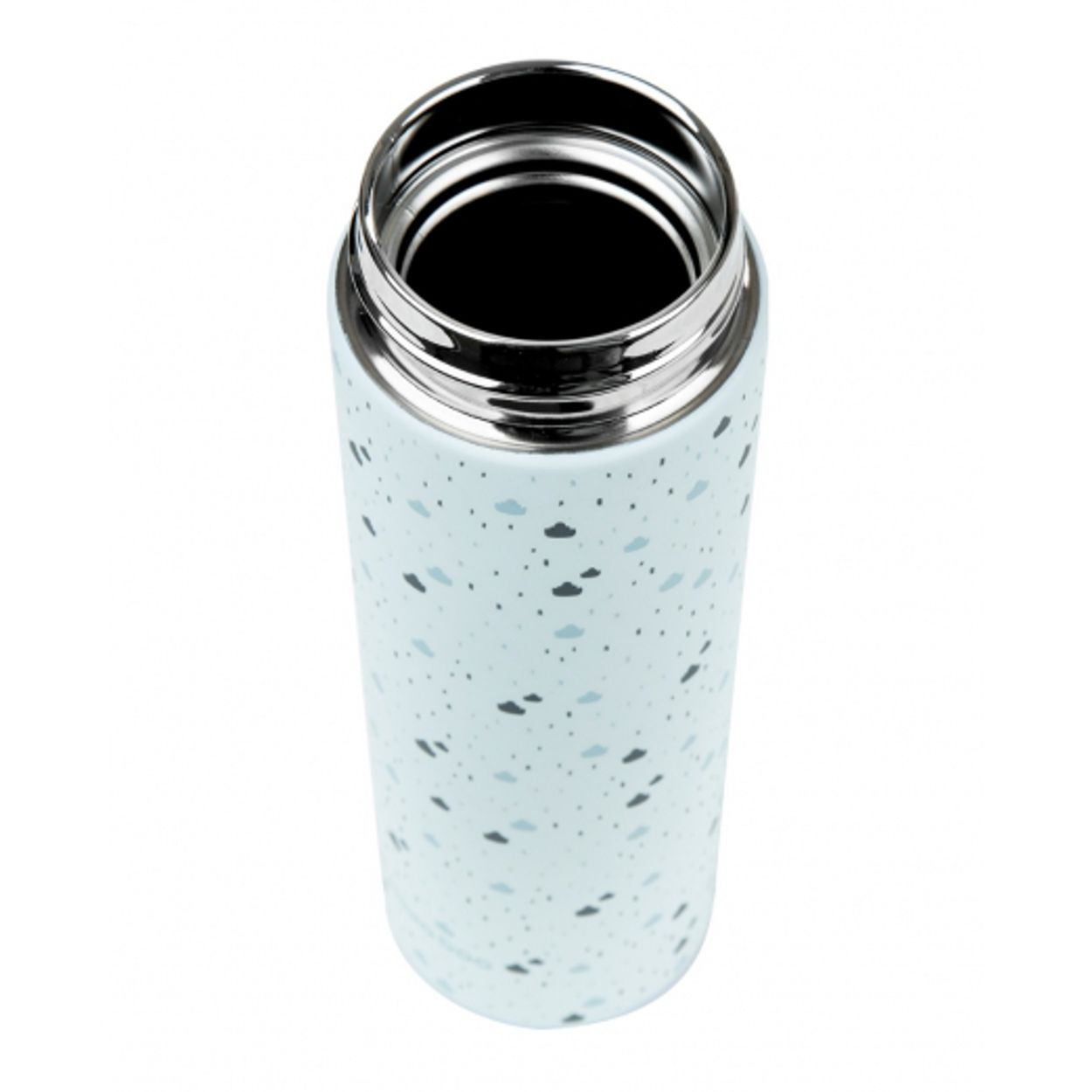 Eine hellblaue Thermosflasche mit kleinen Wolkenmustern steht senkrecht auf weißem Hintergrund, Blick von oben.