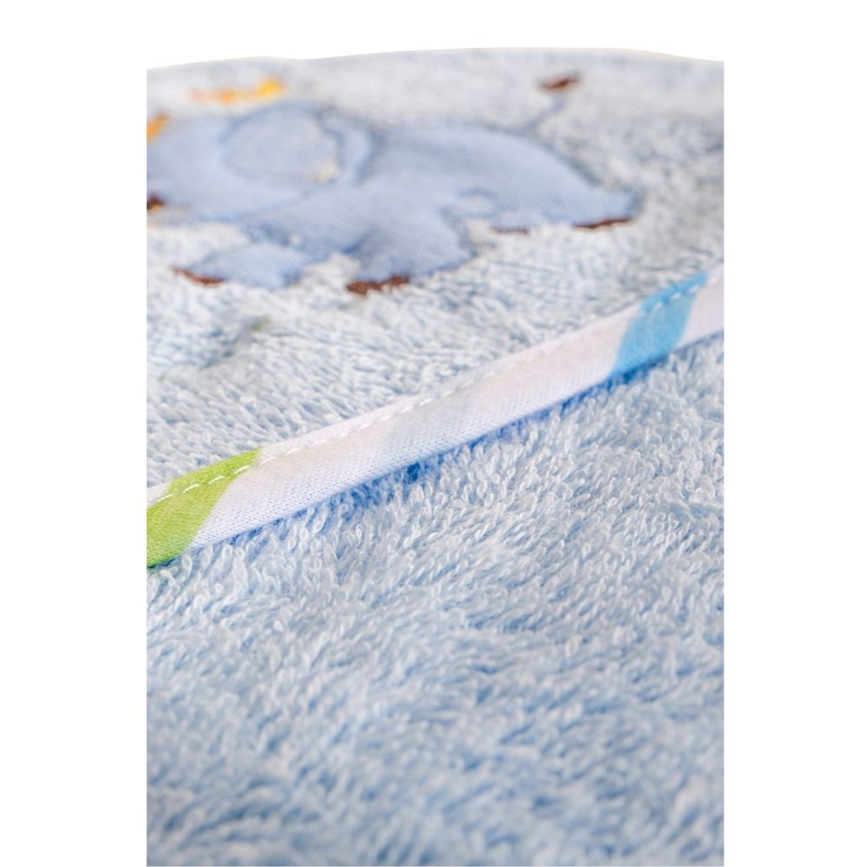 Nahaufnahme eines weichen blauen Babyhandtuchs mit einem gestickten Elefanten und gestreiftem Rand.