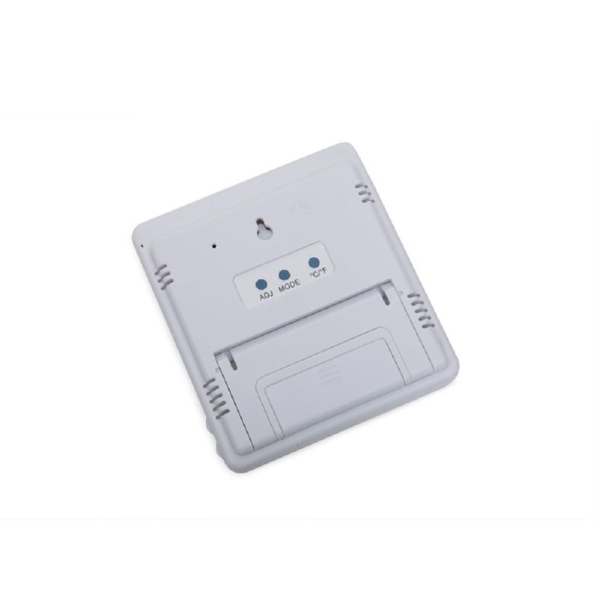Die Rückseite eines weißen elektronischen Geräts mit drei Knöpfen und einem ausklappbaren Ständer auf einer weißen Oberfläche.
