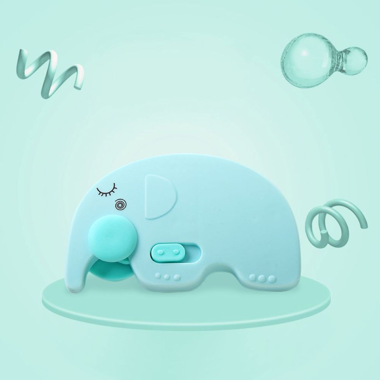 Ein hellblauer Elefant aus Silikon auf einer Plattform, umgeben von Deko.