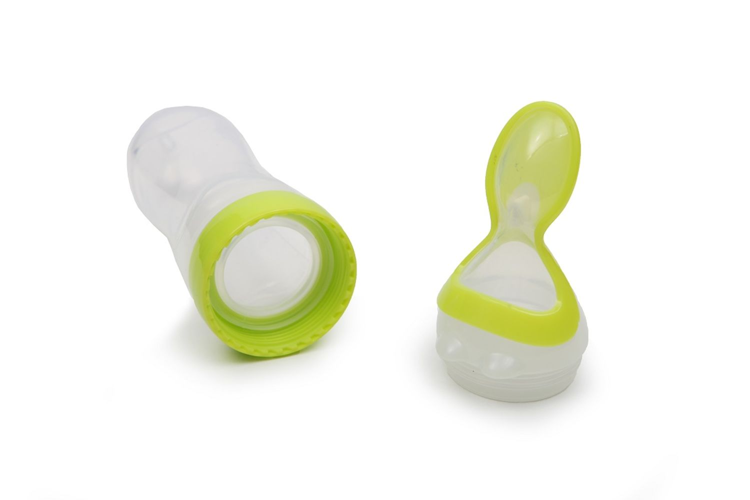 Eine weiße Baby-Flasche mit grünem Rand und ein dazugehöriger Aufsatz mit integriertem Löffel auf weißem Hintergrund.