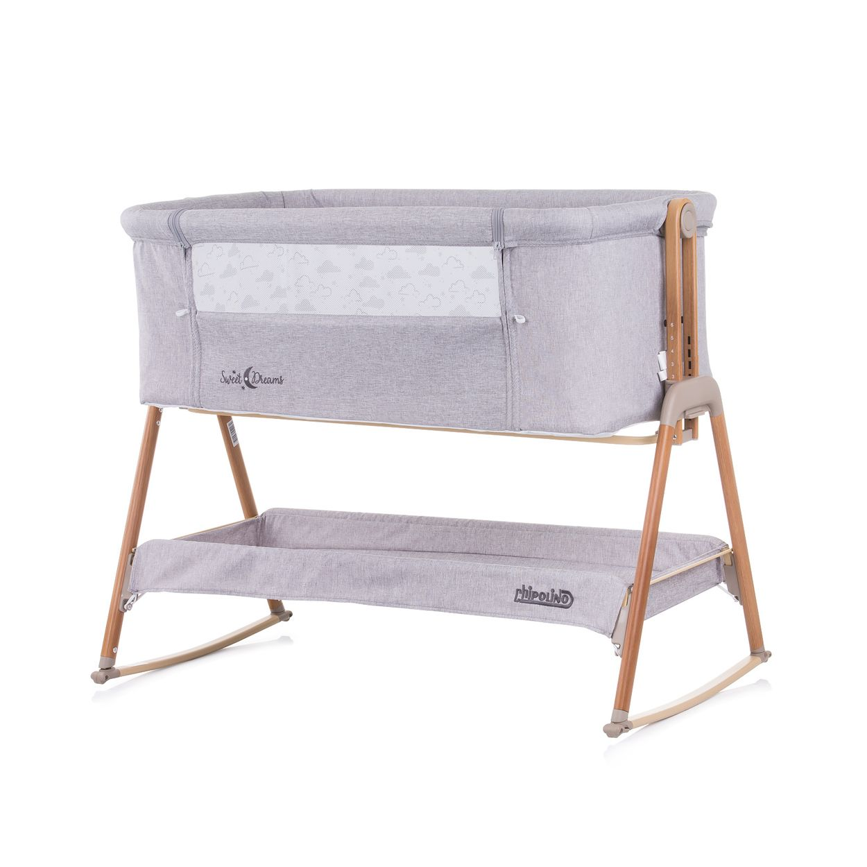 Graues Babybett mit Holzbeinen und integriertem Ablagekorb auf weißem Hintergrund.