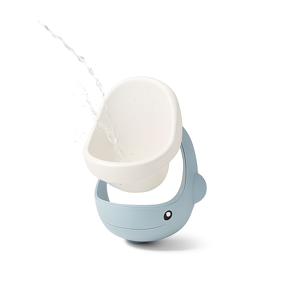 Ein blauer Wal-Urinal für Kleinkinder, in den Wasser gegossen wird, auf weißem Hintergrund.