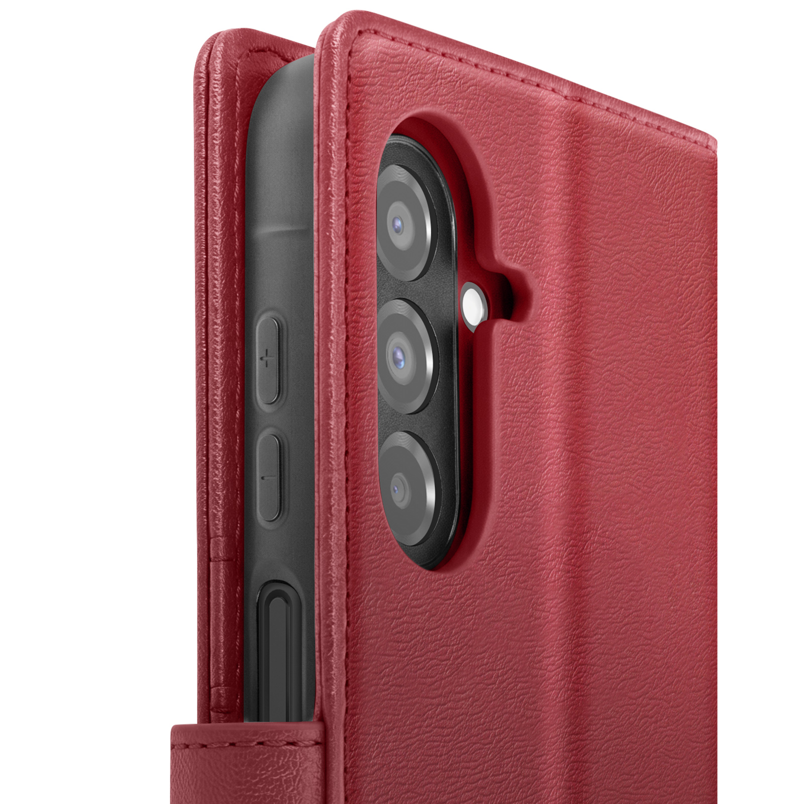 Ein Smartphone in einer roten Ledertasche mit dreifacher Kameraaussparung und Seitentasten.