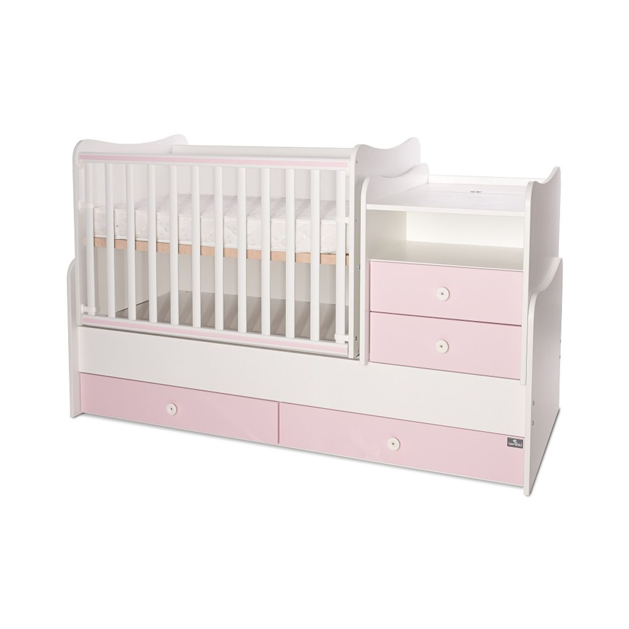Weiß-rosa Babybett mit integrierter Wickelkommode und Schubladen auf weißem Hintergrund.