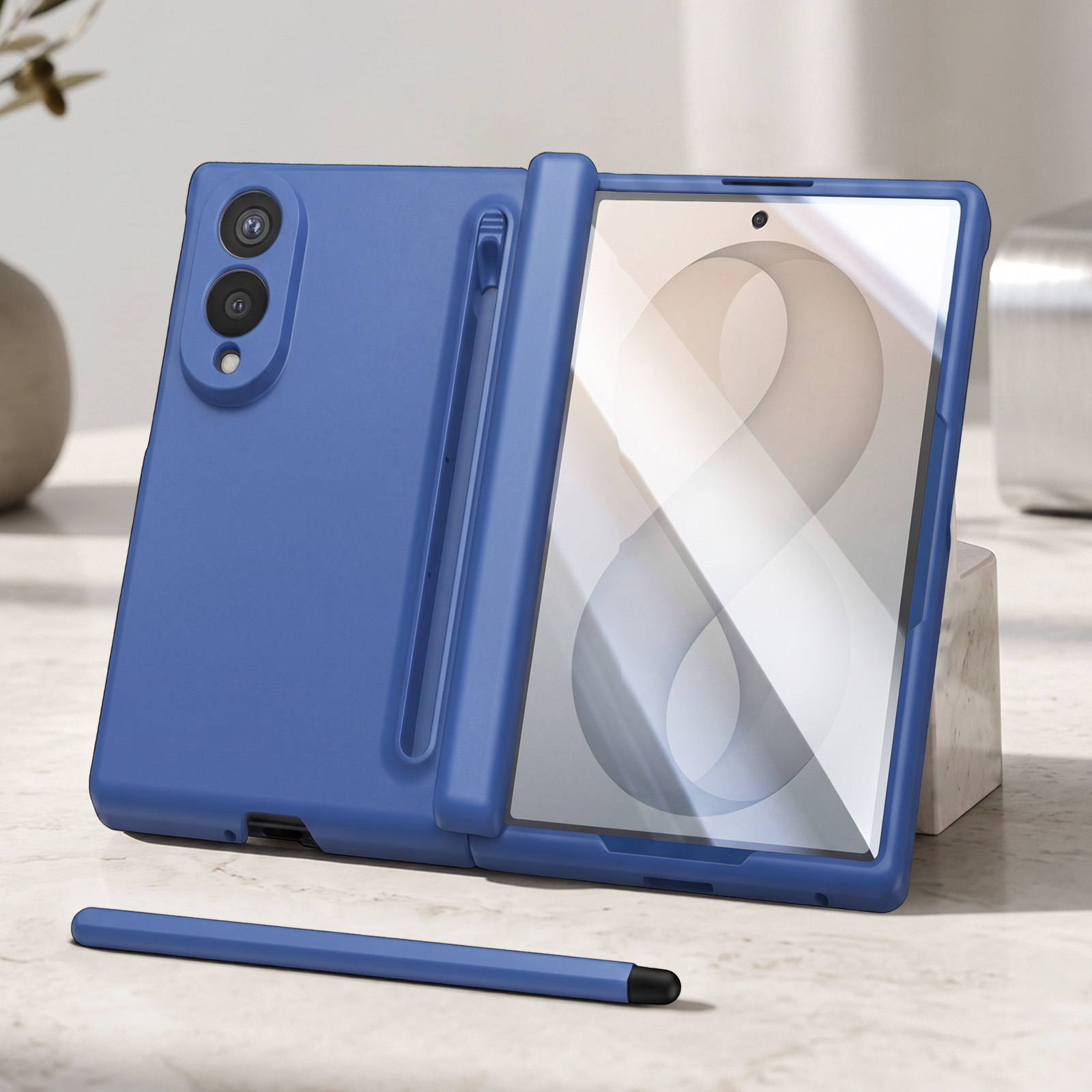 Ein blaues Smartphone mit Hülle und Stift auf einem Tisch.