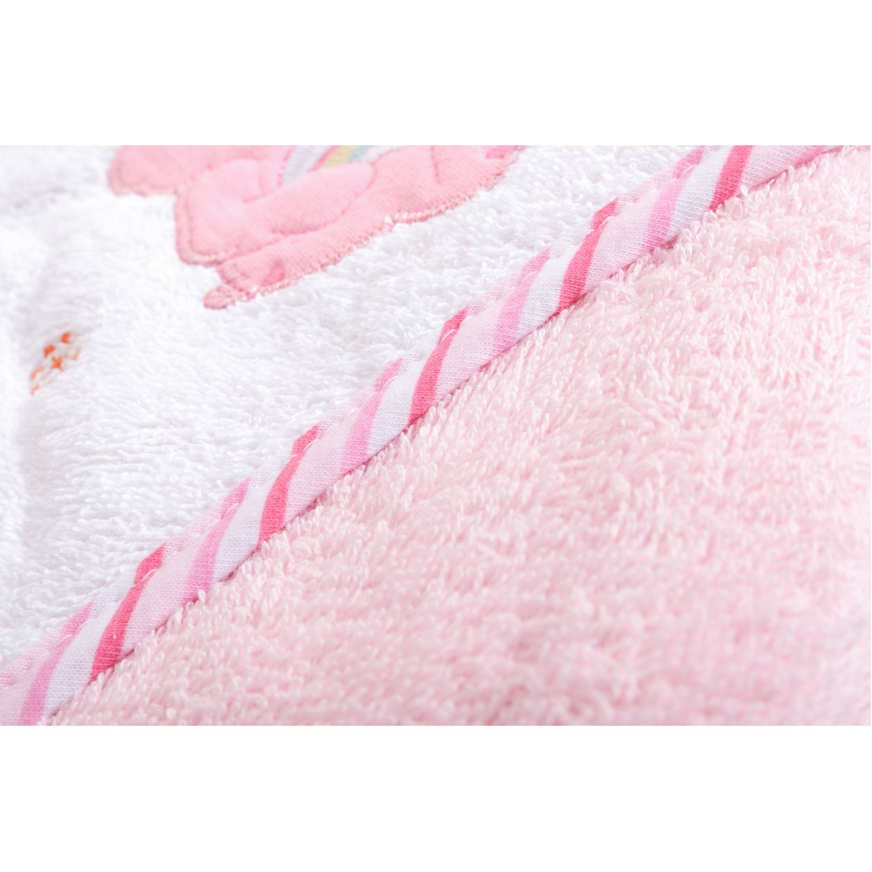Nahaufnahme eines weichen Handtuchs mit rosa und weißer Streifenborte und rosa Applikation.