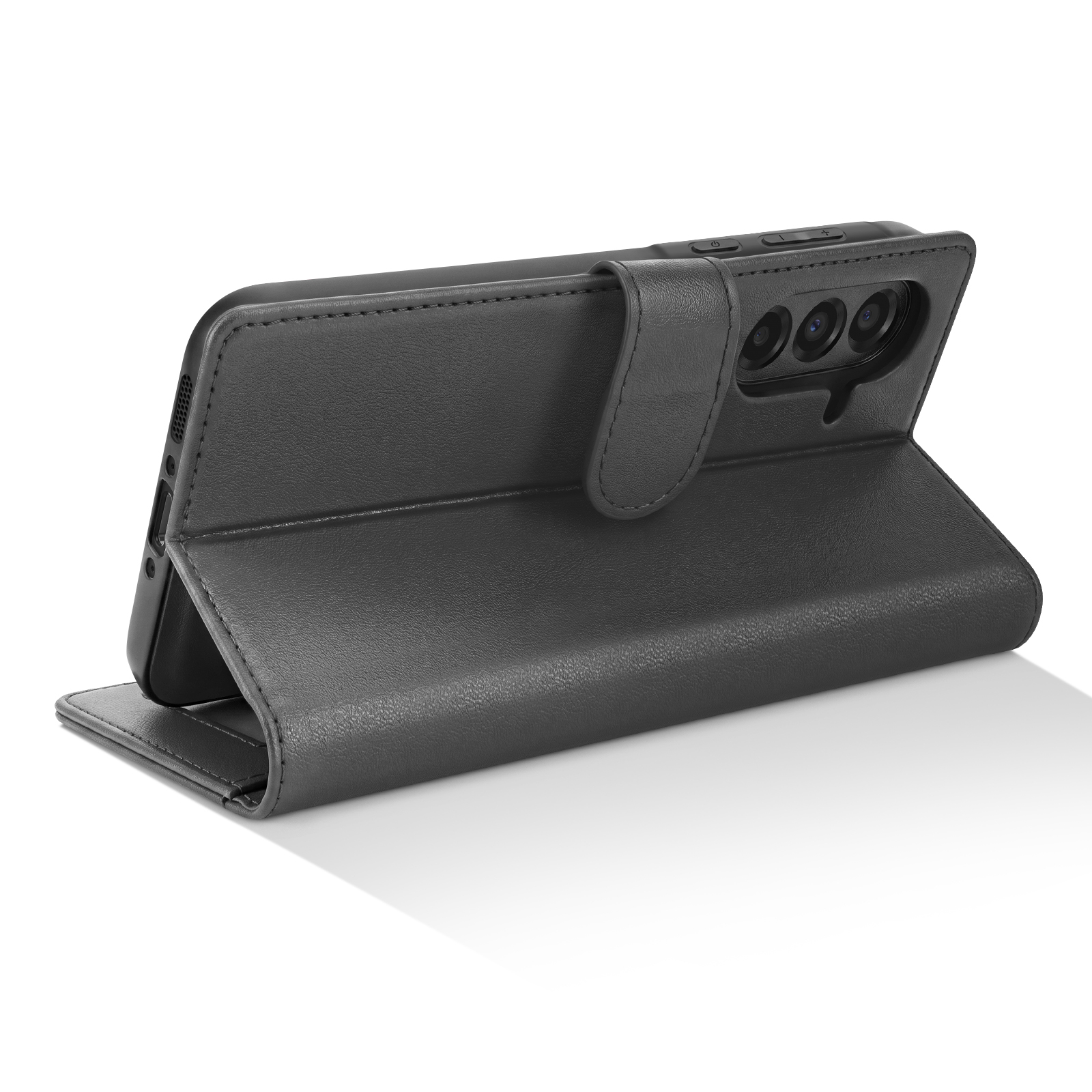 Ein schwarzes Leder-Handycase im Buchstil, das auf einer weißen Oberfläche steht und die Kamera zeigt.