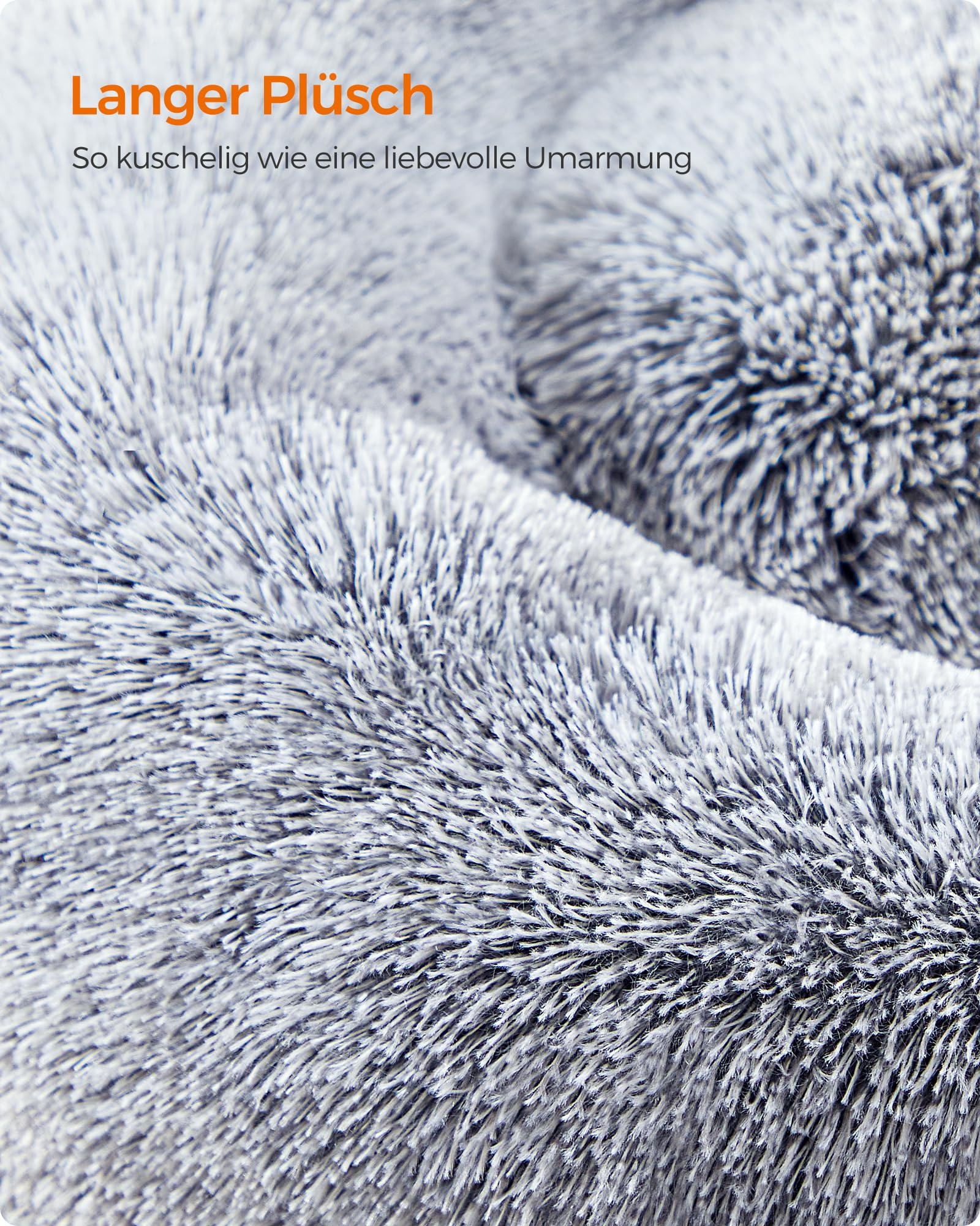 Gros plan d'un tissu en peluche gris doux et long avec du texte.