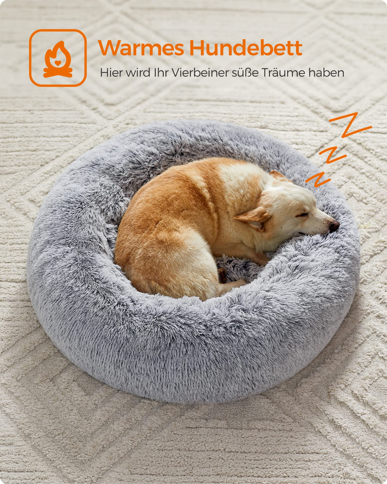 Un petit chien dort paisiblement dans un lit rond et duveteux gris sur un tapis.