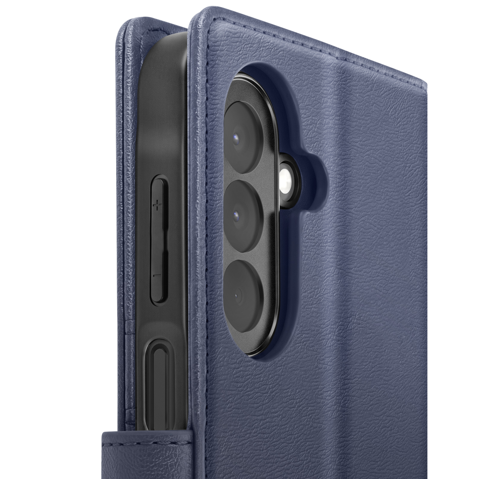Blaue Lederhülle mit Ausschnitt für drei vertikale Kameras auf der Rückseite eines Smartphones.